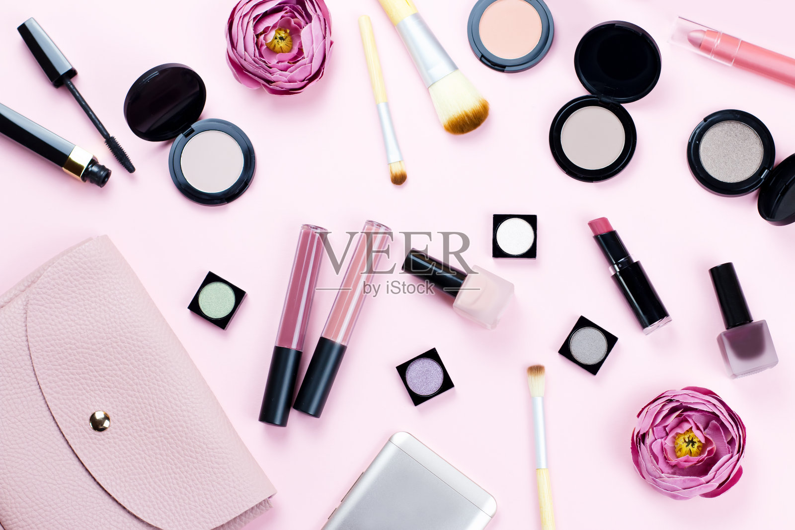 粉彩背景上的女性化妆产品和配件照片摄影图片