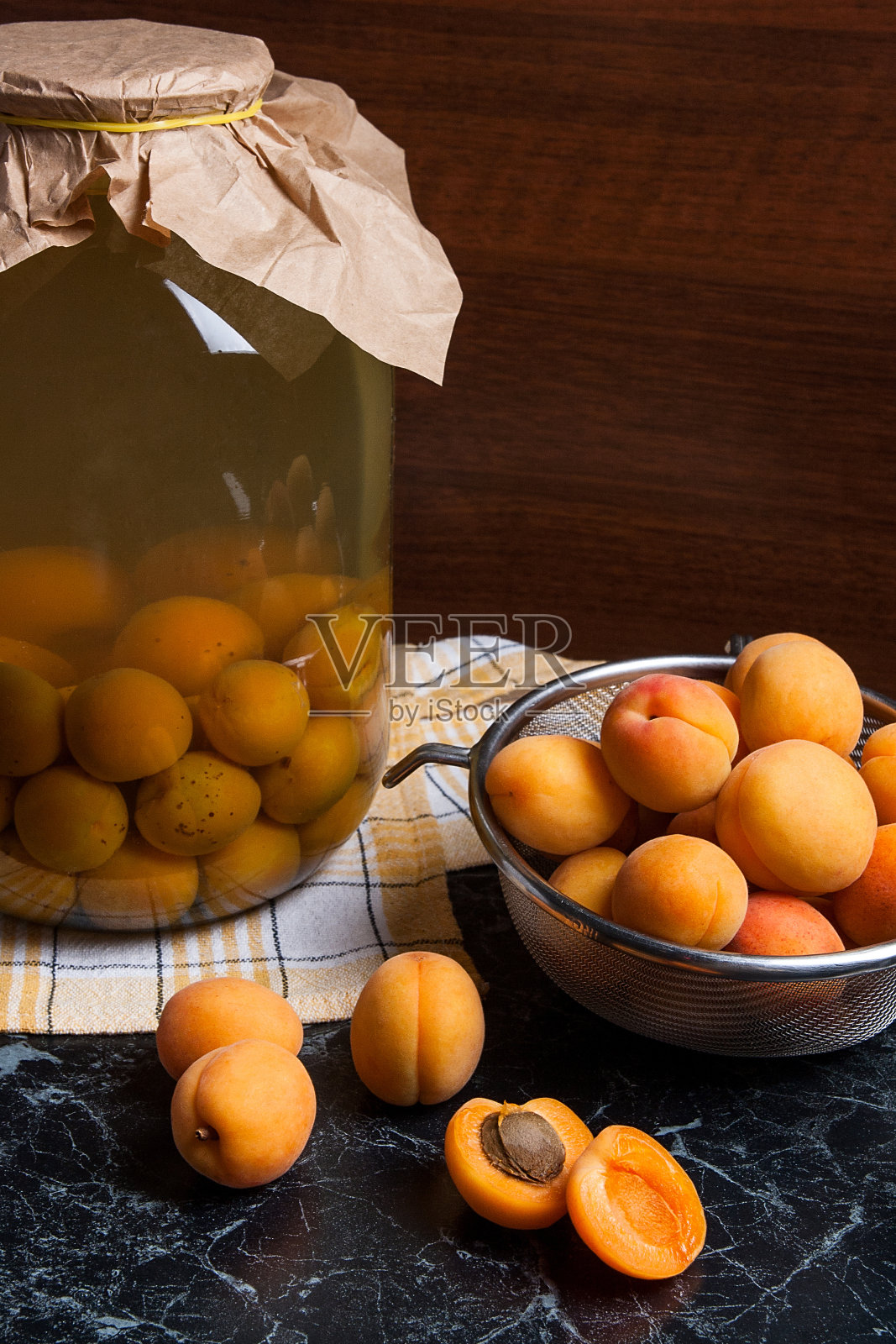 新鲜的有机收获杏子在钢滤锅照片摄影图片