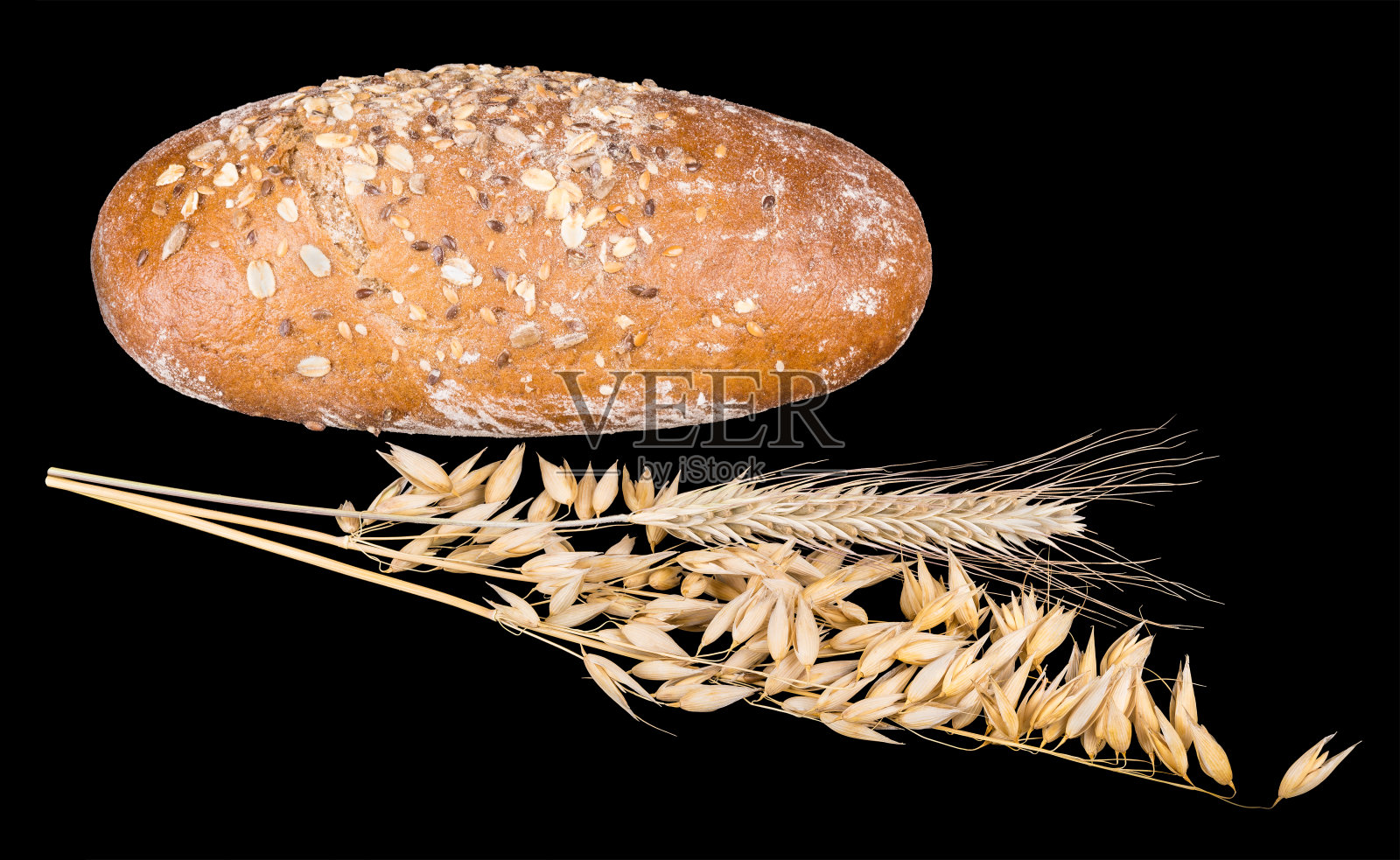 带干玉米穗的面包。孤立在黑色背景上照片摄影图片