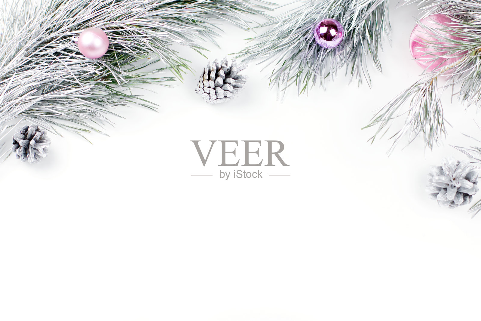 圣诞边框以冷杉树枝、礼物、圣诞装饰品为白色背景插画图片素材