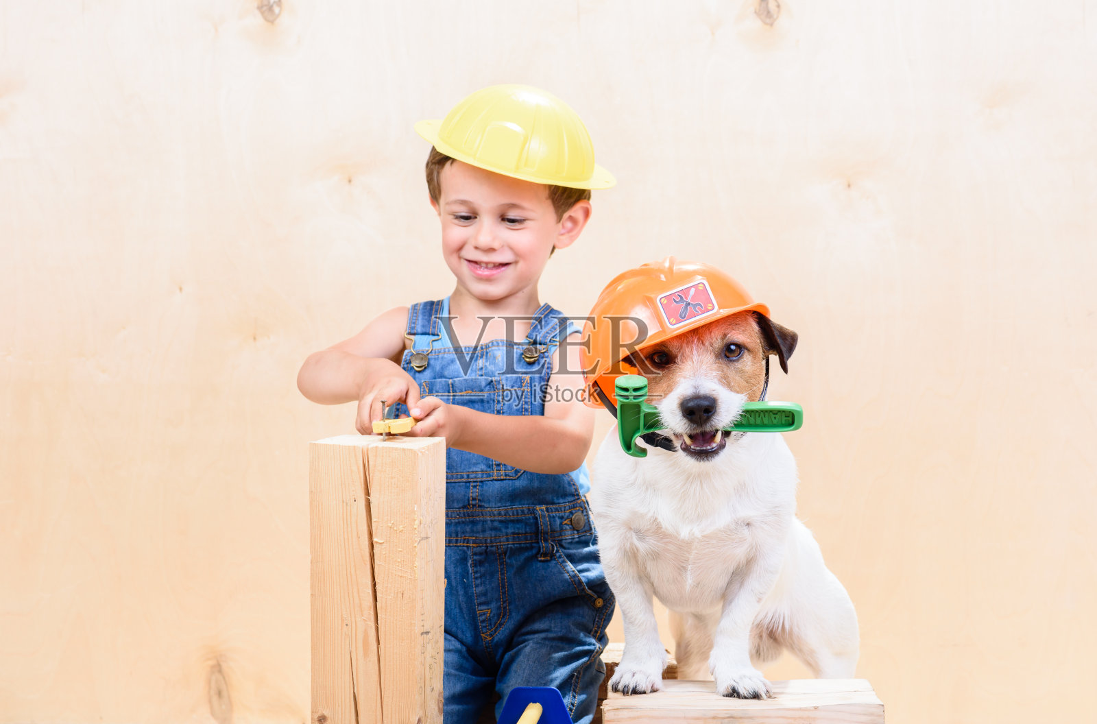 孩子和他的宠物在建筑工地当建筑工照片摄影图片
