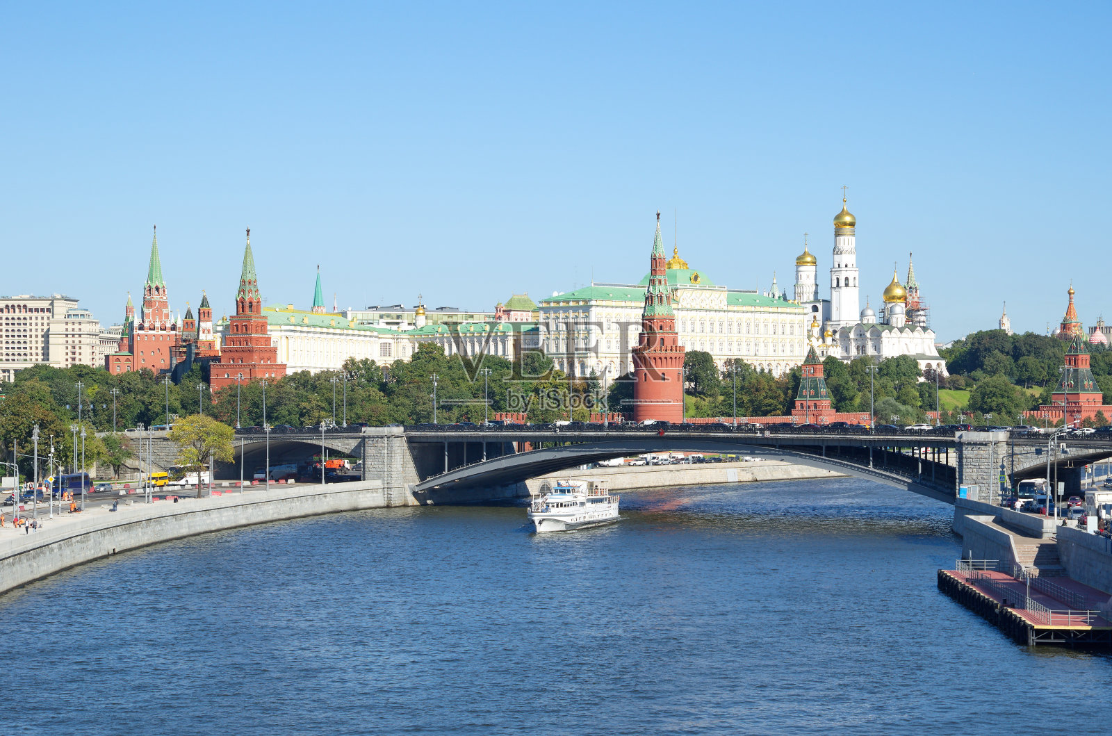 城市景观与莫斯科克里姆林宫和莫斯科河，莫斯科，俄罗斯照片摄影图片