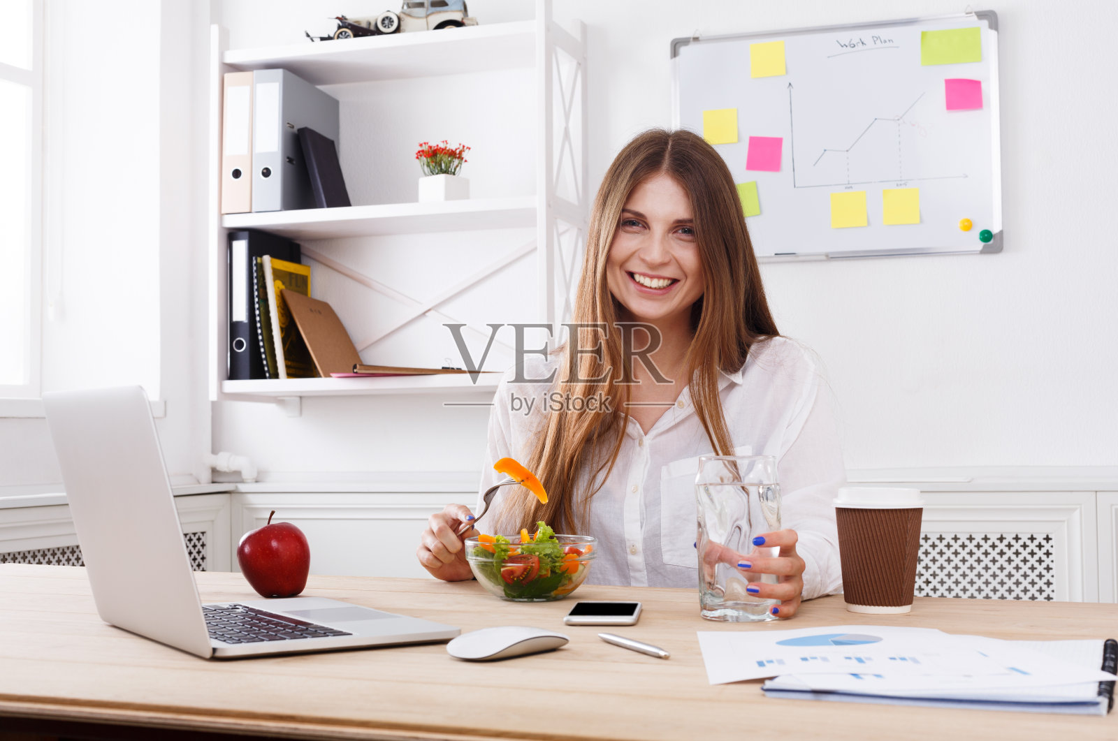 一位女士在现代办公室内享用健康的商务午餐照片摄影图片
