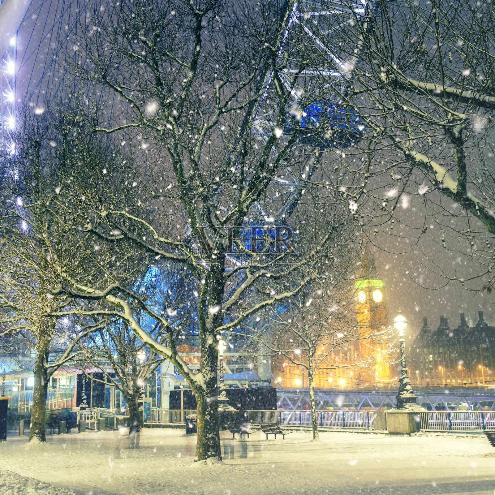 黄昏时分，白雪覆盖了伦敦的禧年花园照片摄影图片