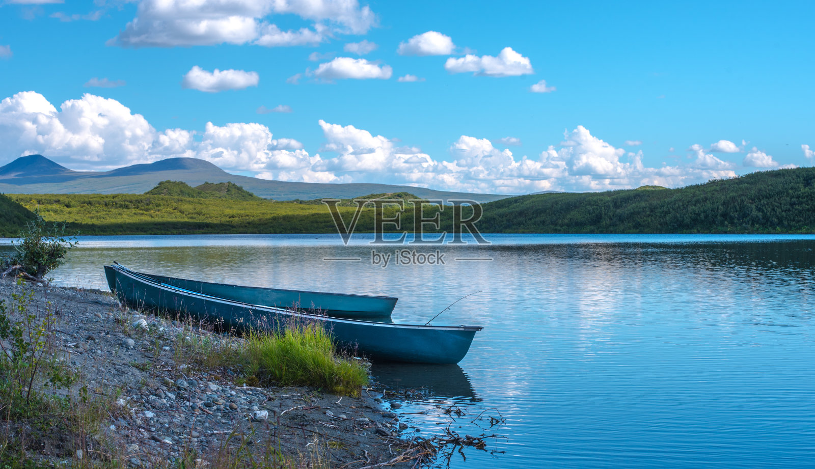 两只独木舟停在湖岸上照片摄影图片