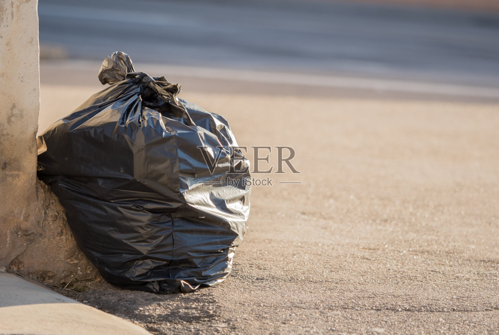 黑色垃圾袋躺在路上照片摄影图片