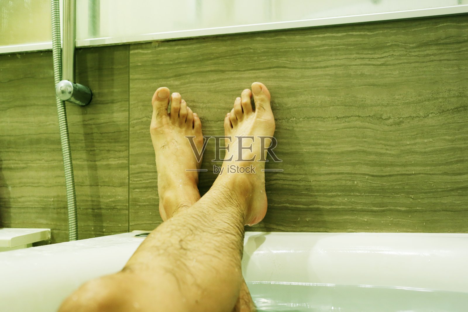 浴缸里男人的脚照片摄影图片