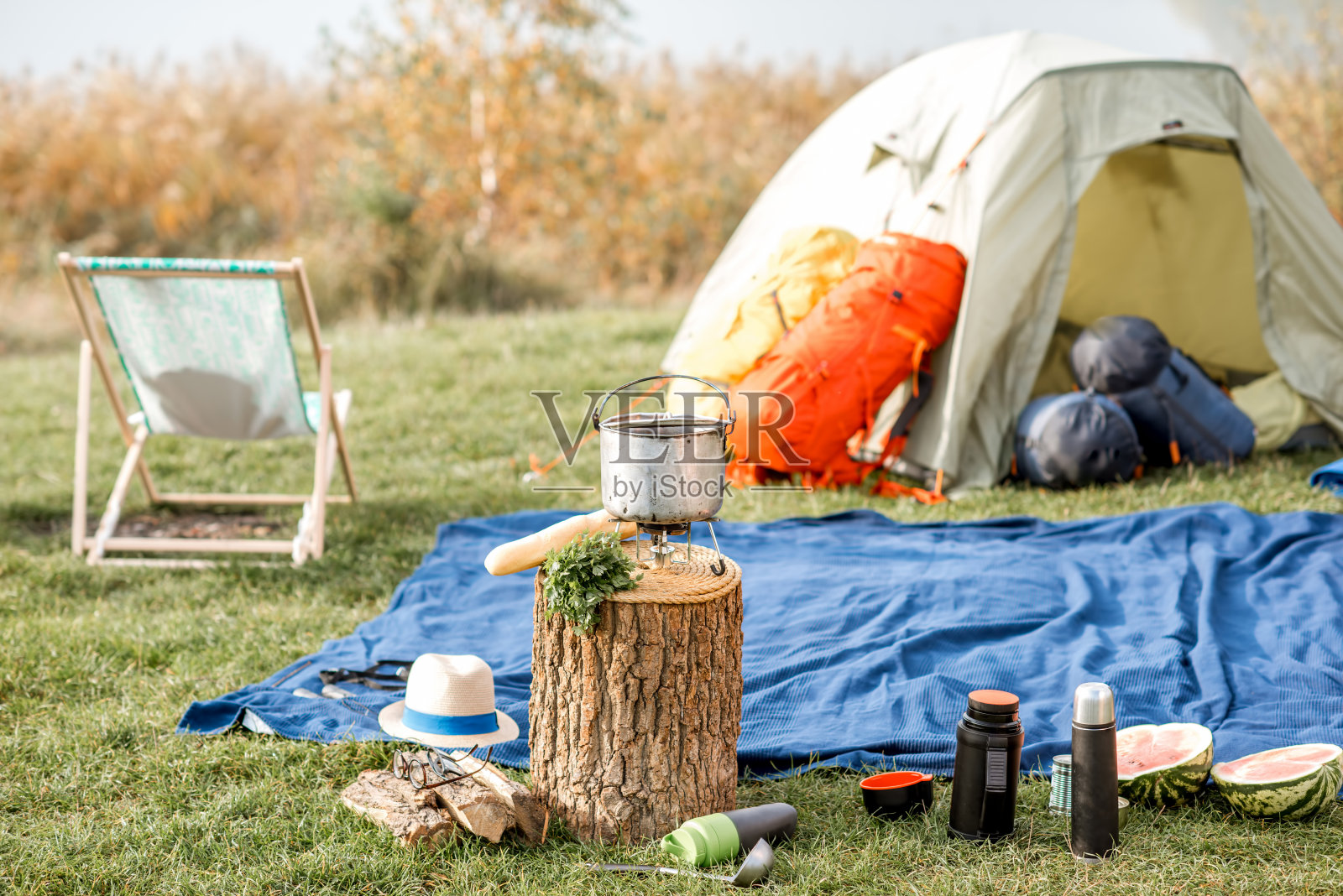 带帐篷和户外装备的露营场所照片摄影图片