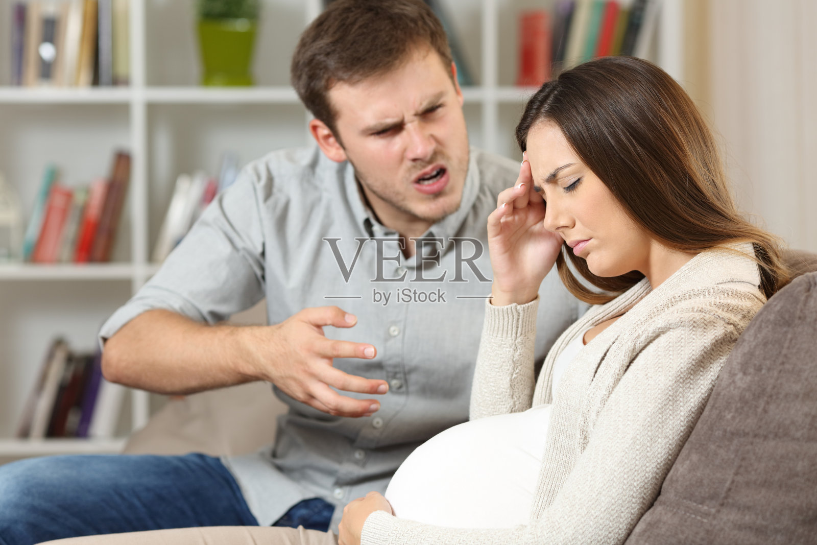 可怜的孕妇和丈夫吵架照片摄影图片