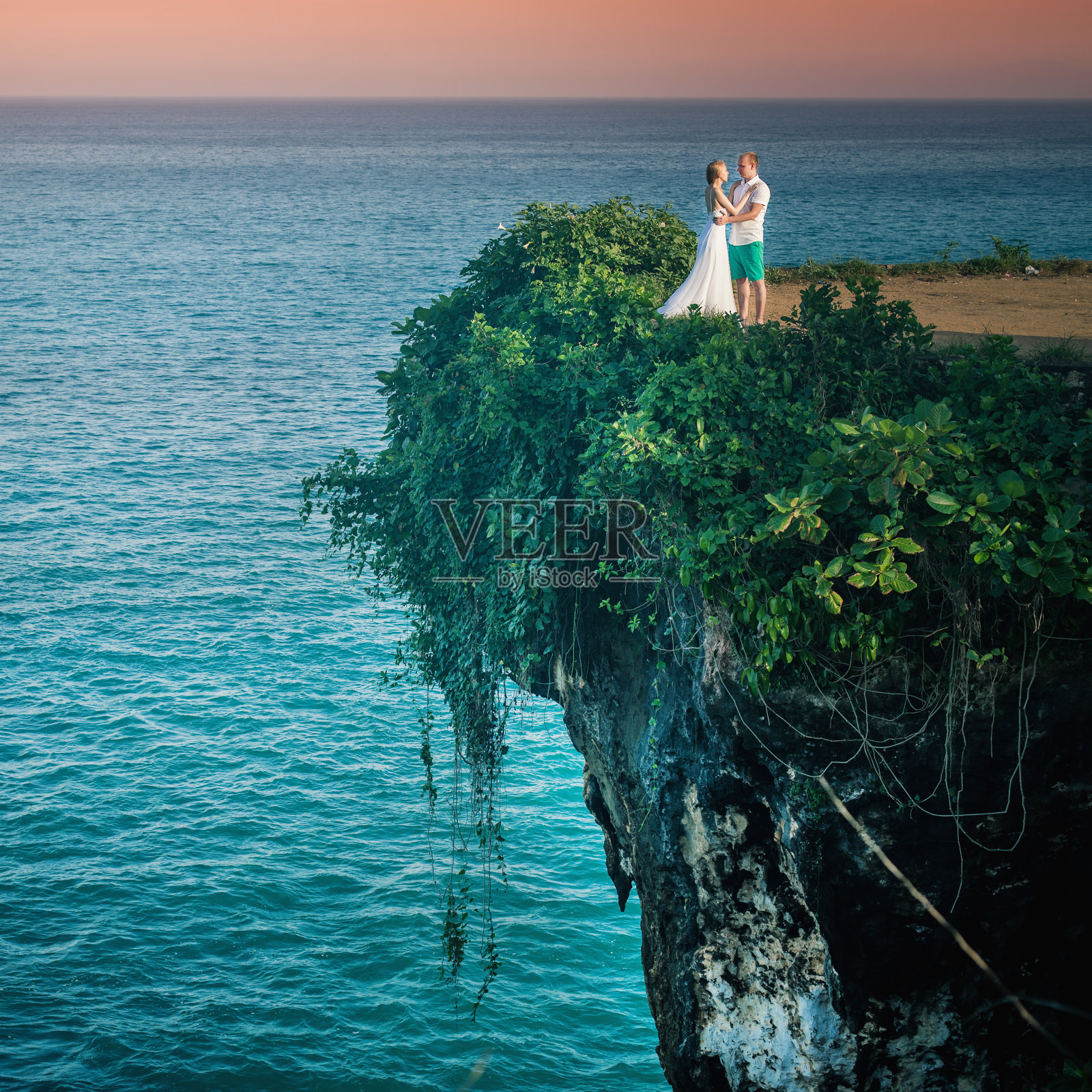 幸福的夫妇在泰国的悬崖照片摄影图片
