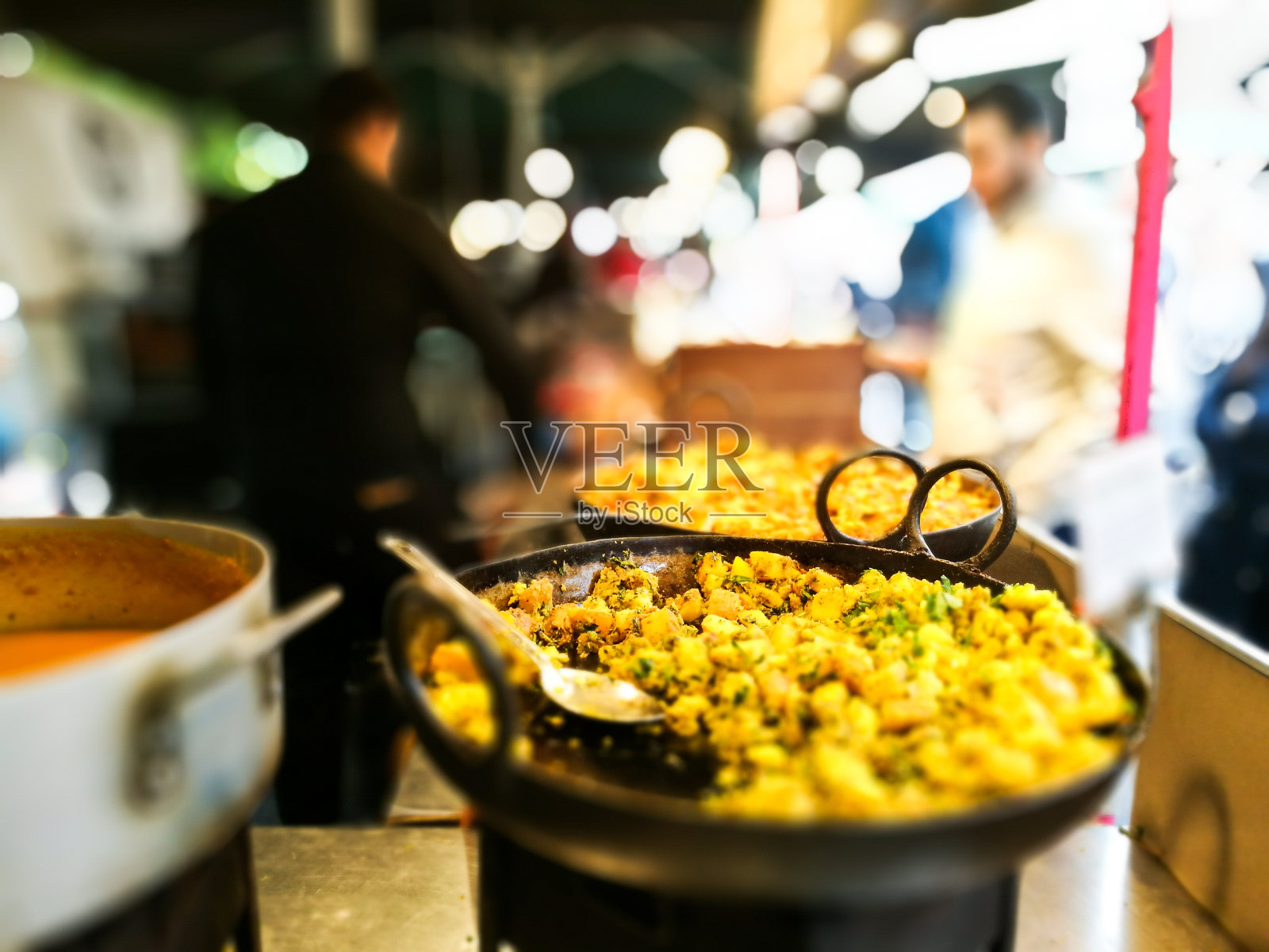 街头小吃市场上的一大锅刚煮好的咖喱照片摄影图片