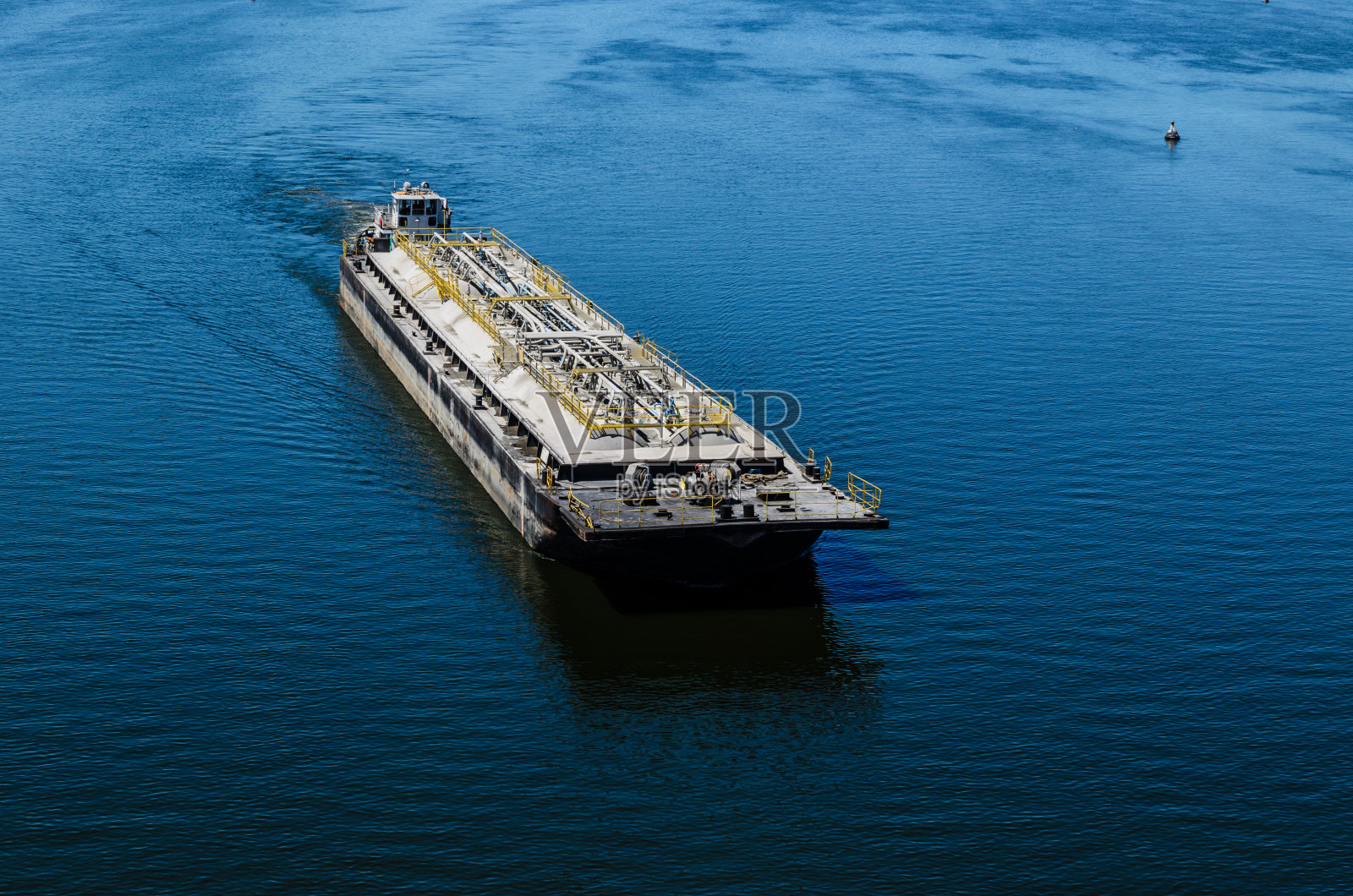 第聂伯河上的油品油轮驳船照片摄影图片