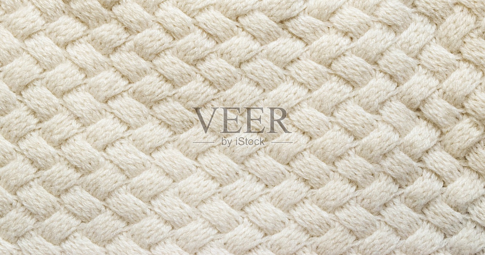 白色针织地毯特写。白色背景下的纺织品纹理。详细的暖纱背景。针织羊绒米色羊毛。天然羊毛织物，毛衣碎片。插画图片素材