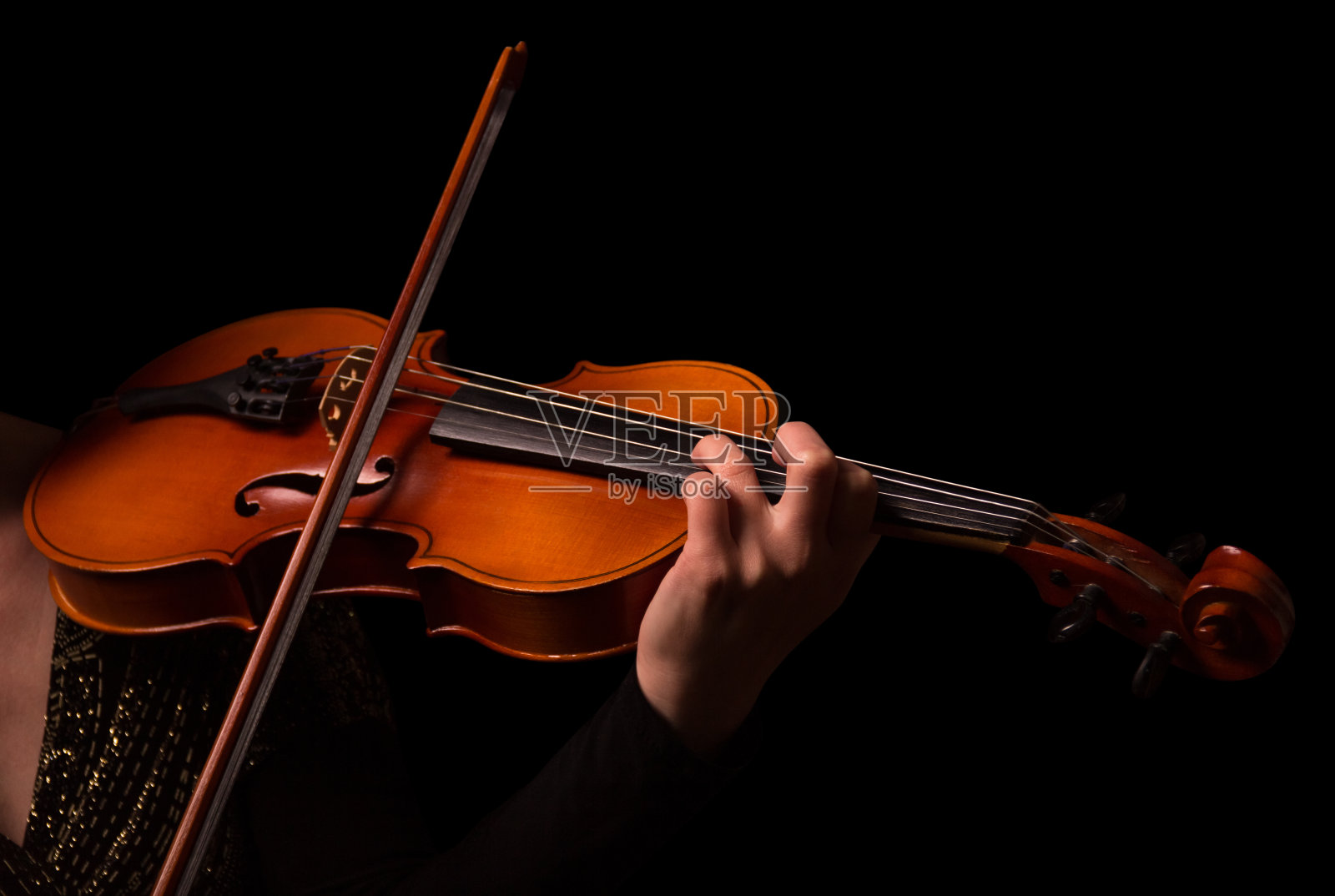 音乐家的手拉小提琴孤立在黑色照片摄影图片