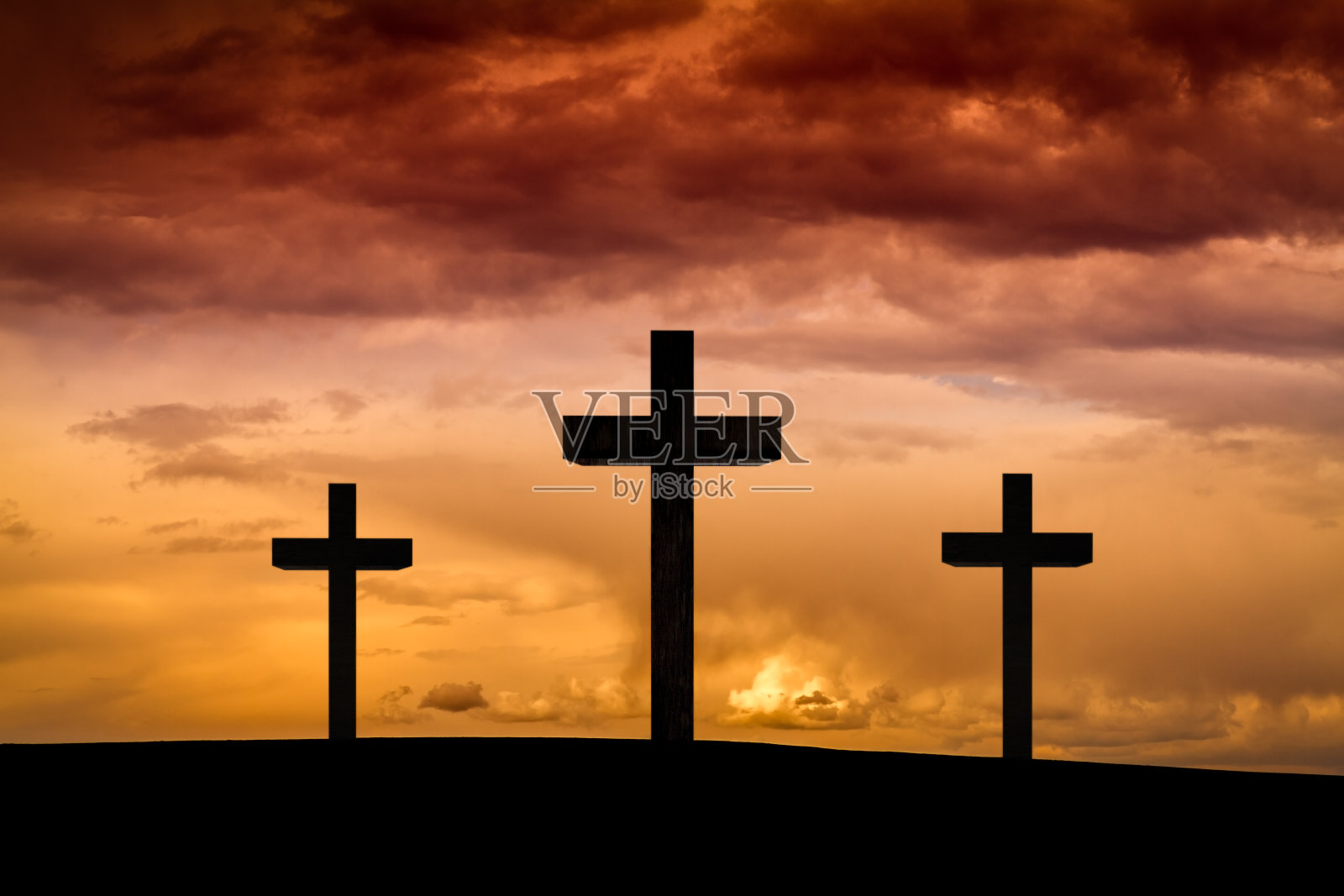 耶稣基督在复活节星期五晚上十字架上的红色，橙色的天空，日落照片摄影图片