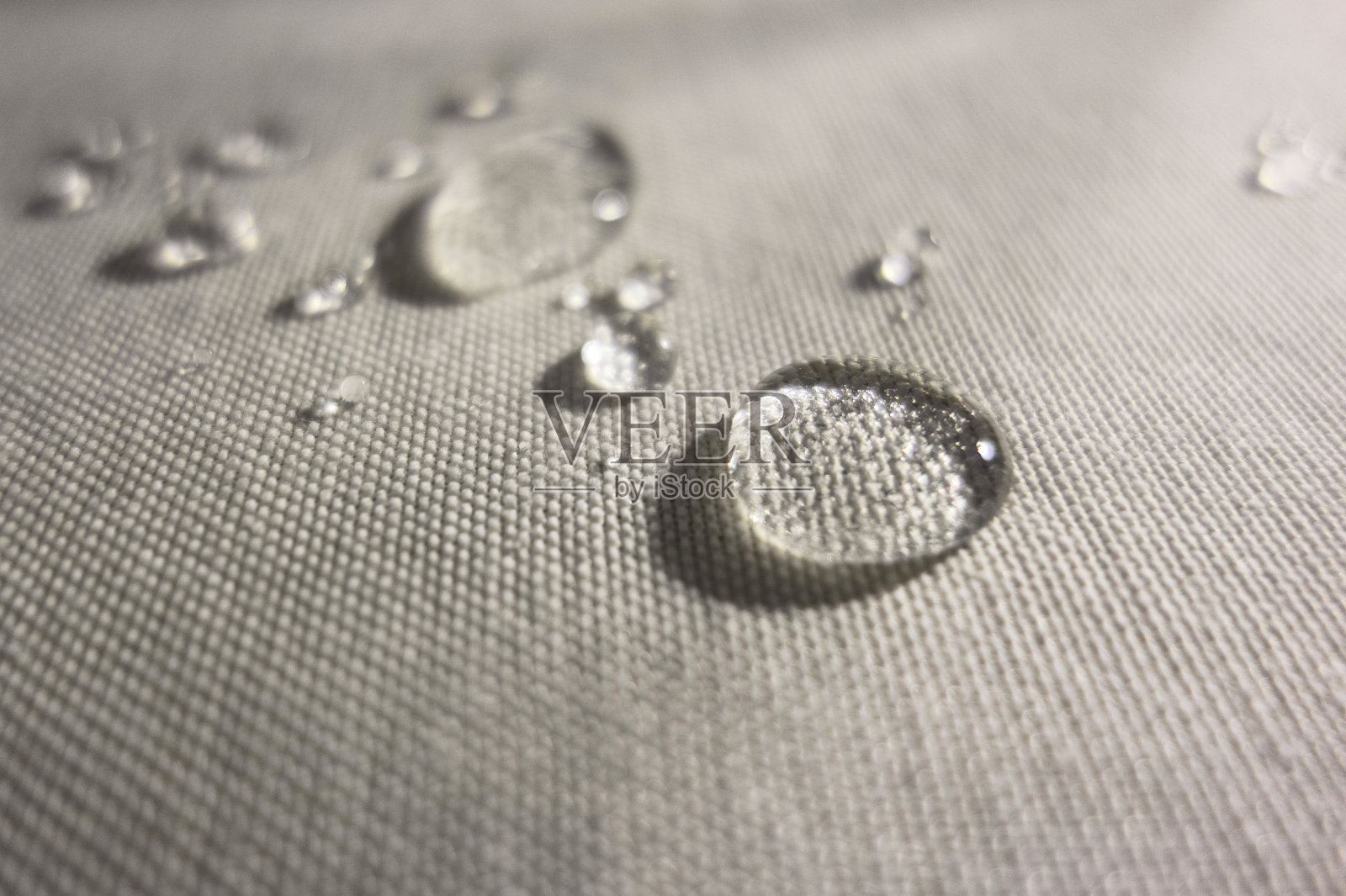 水滴在防水纺织品上照片摄影图片