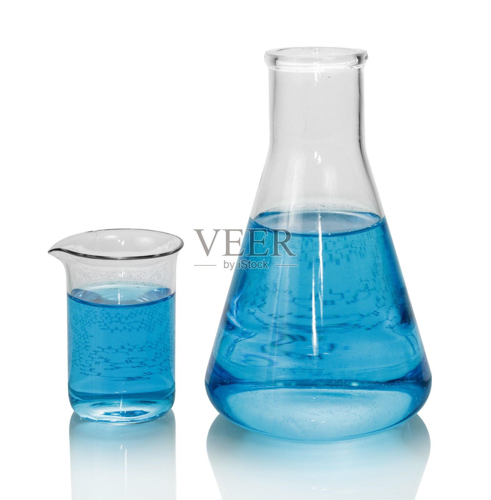 一个化学烧瓶，烧杯与蓝色液体和一张纸的配方孤立在白色背景。照片摄影图片