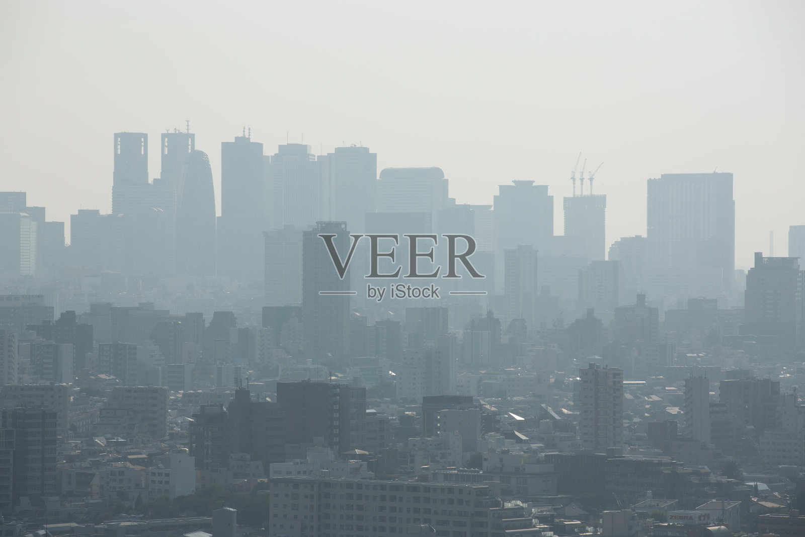 空气污染，雾霾覆盖了日本东京的天际线照片摄影图片