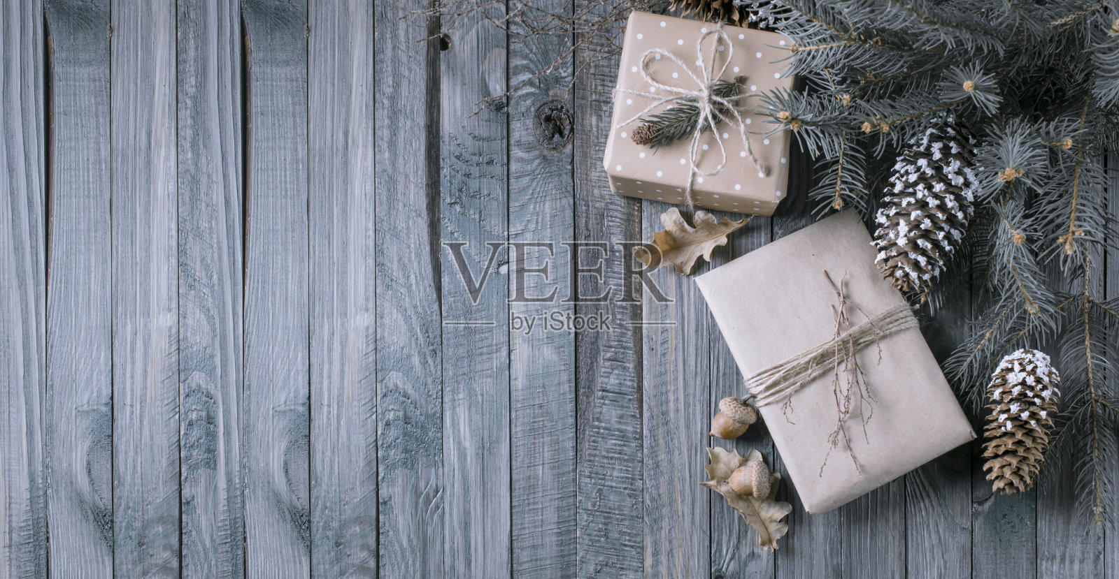 圣诞背景与礼物盒上的木板插画图片素材
