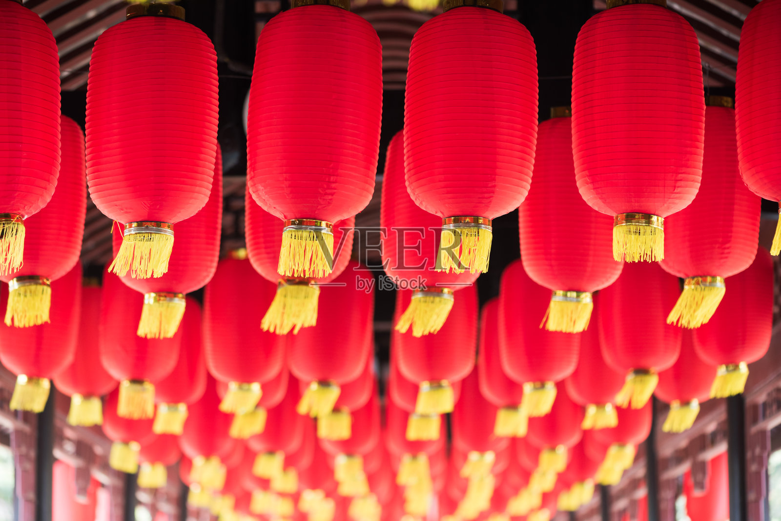 红色的中国灯笼挂在中国的桥梁走廊照片摄影图片