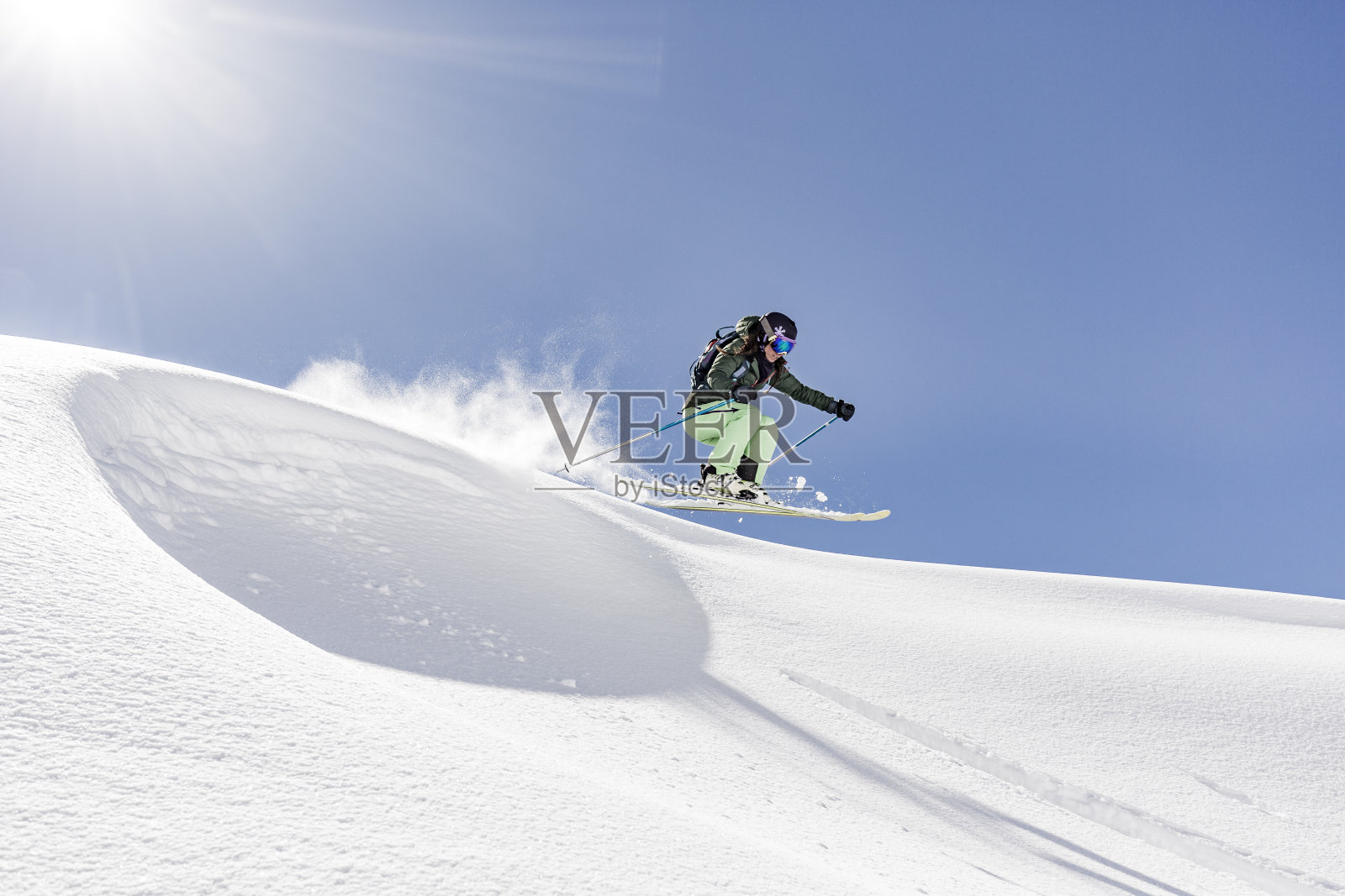 帅气的滑雪运动爱好者雪山挑战图片大全_体育图片_3g图片大全