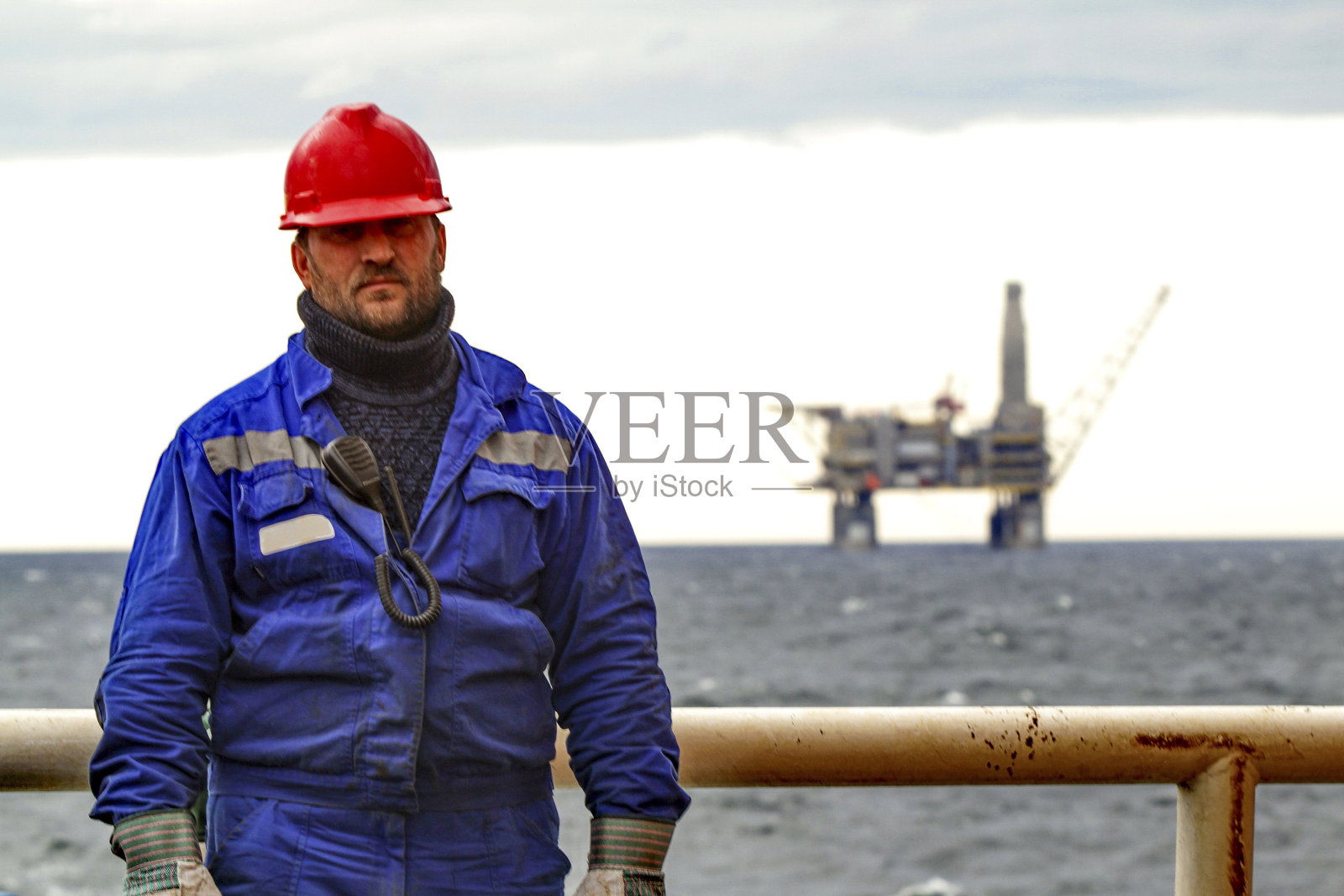 背景是石油工人在甲板上的轮班工人照片摄影图片