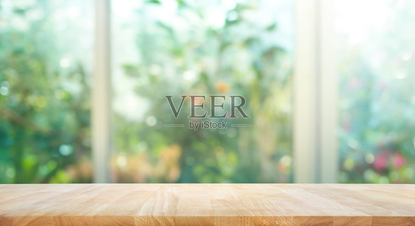 木质桌子上模糊的窗户与花园花的背景背景图片素材