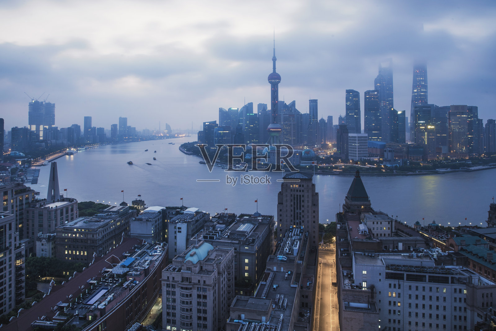 上海浦东新区天际线夜景照片摄影图片
