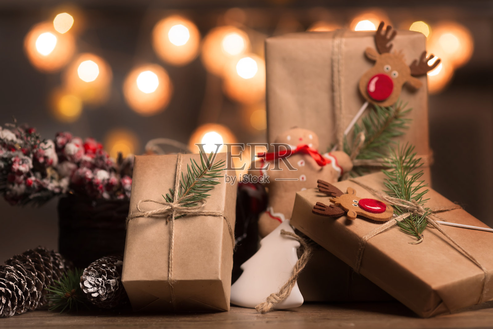 采购产品圣诞礼物与盒子，松柏，篮子，木制背景上的糖果甘蔗锥。复古风格照片摄影图片