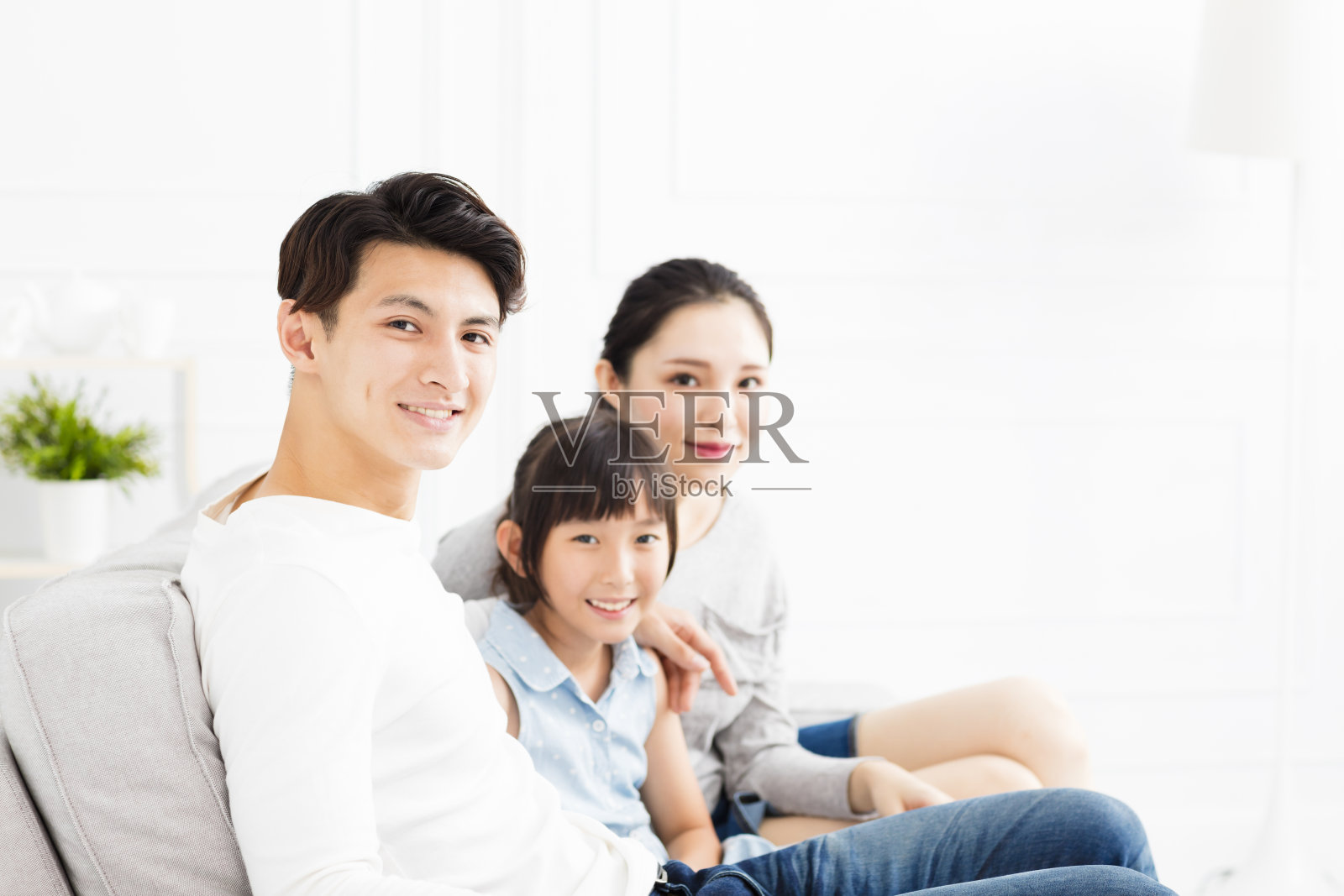 客厅沙发上的幸福亚洲家庭照片摄影图片