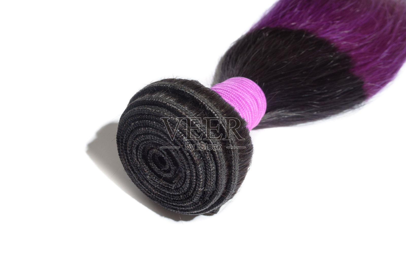 直的两色调暗黑色与紫色的人类头发编织延伸束照片摄影图片