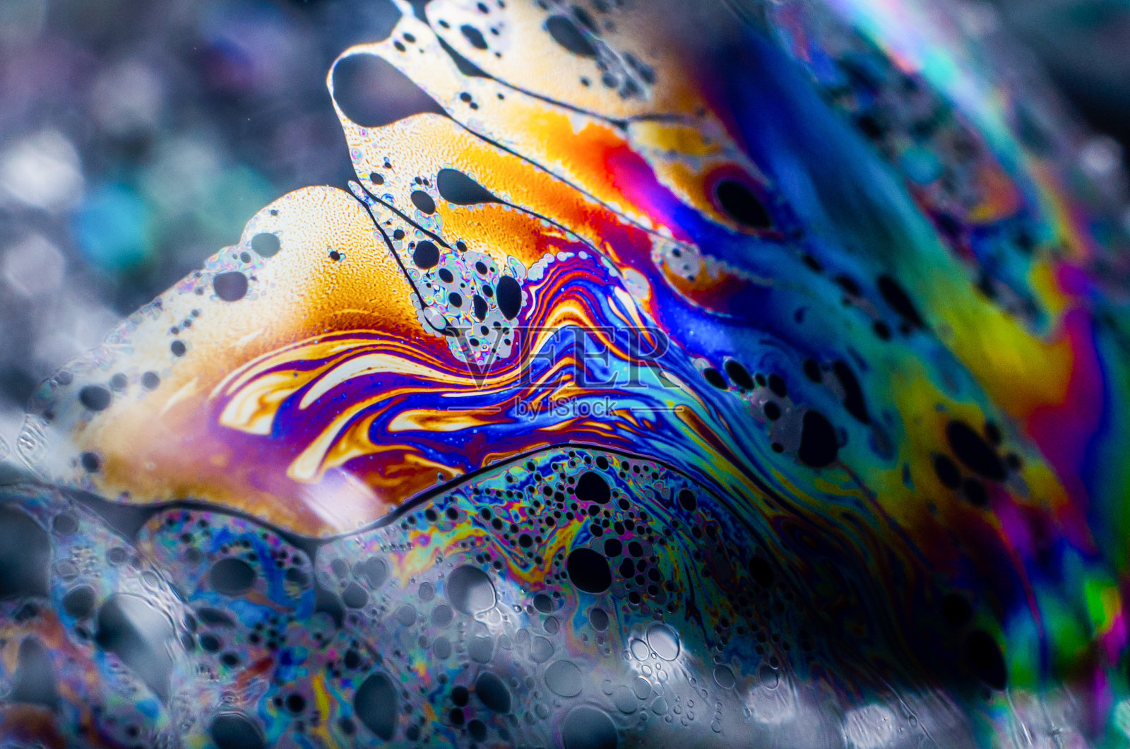 这是由光在肥皂泡表面形成的美丽的迷幻抽象照片摄影图片