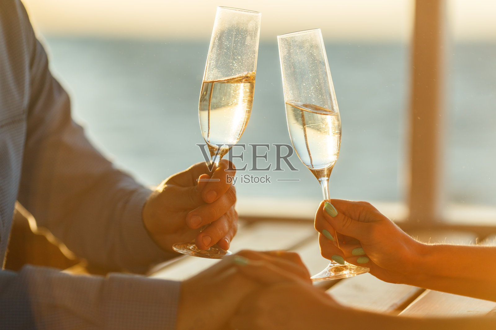 幸福的情侣在游艇上喝香槟照片摄影图片