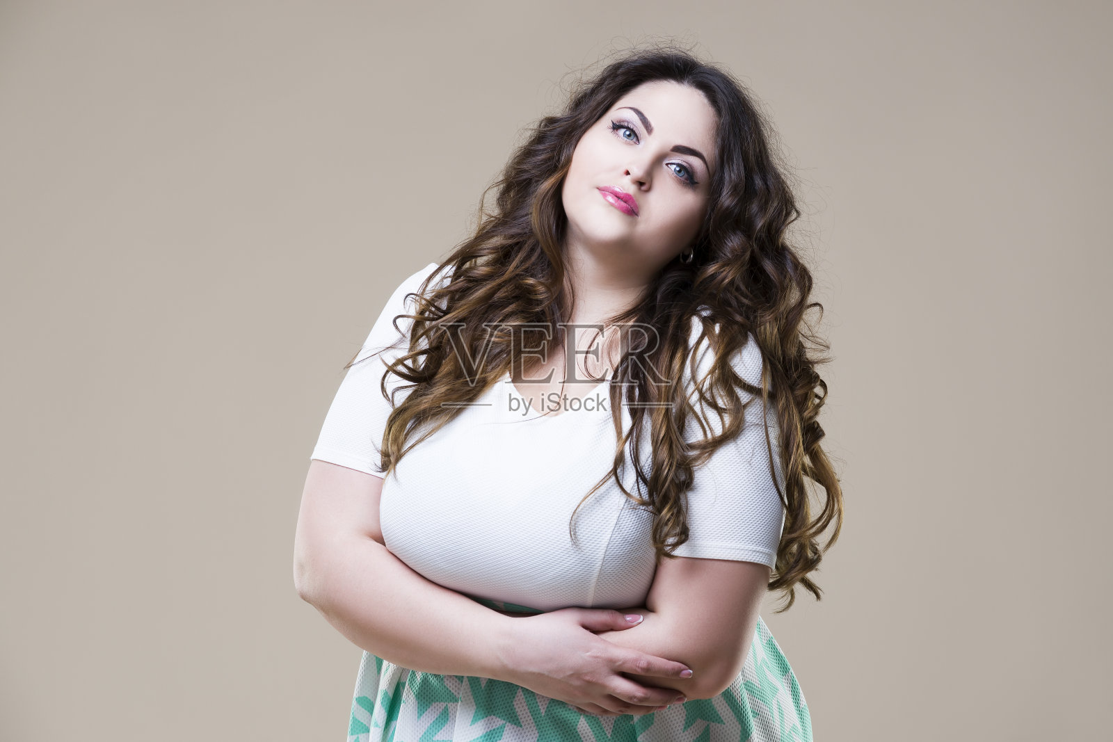 加上尺寸时尚模特，性感的胖女人在米色背景照片摄影图片