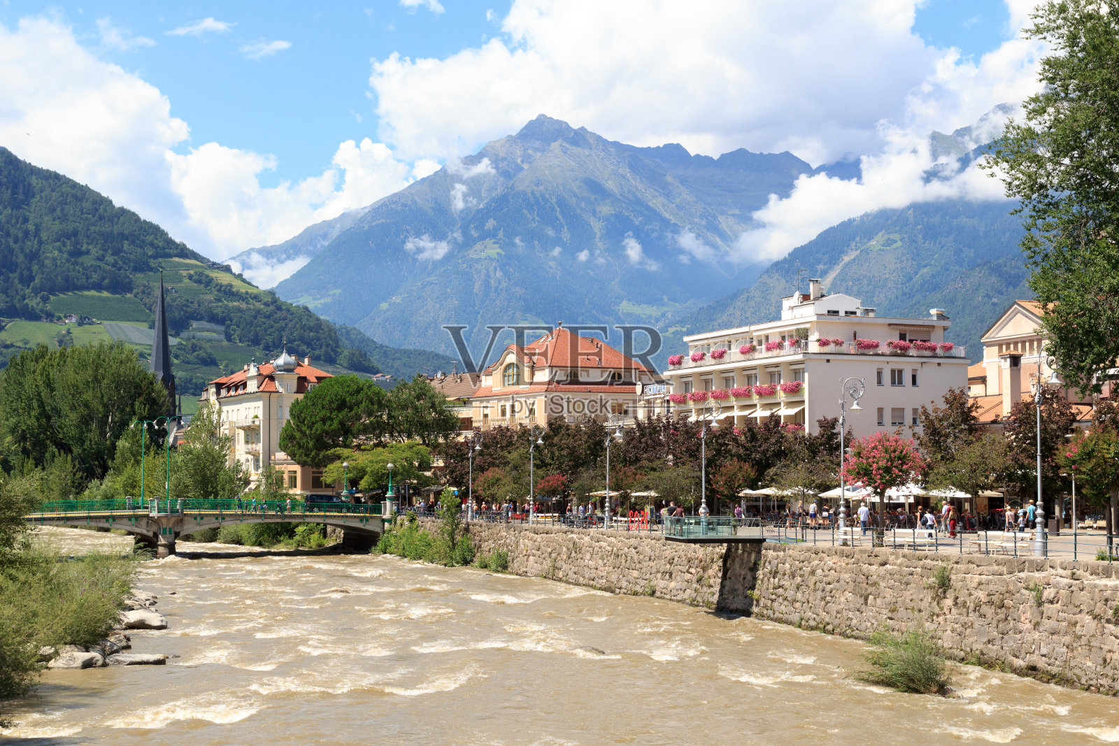 温泉长廊，帕瑟河和阿尔卑斯山脉全景在梅拉诺，南蒂罗尔照片摄影图片