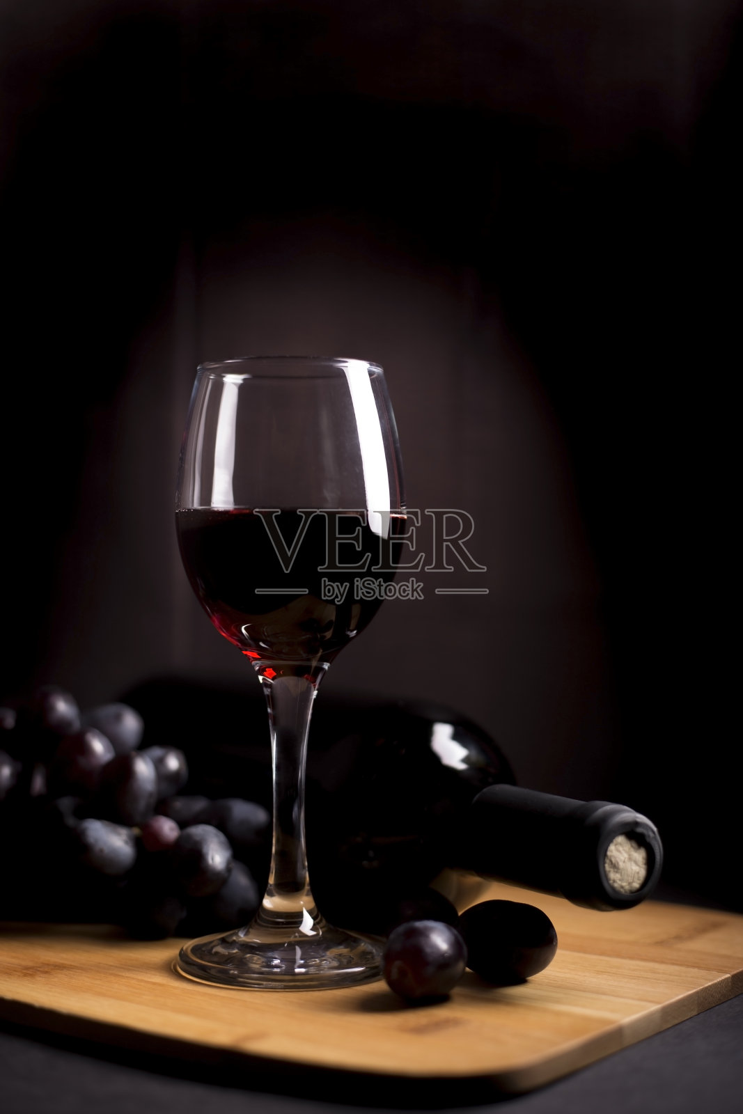 酒杯和葡萄放在木头上照片摄影图片