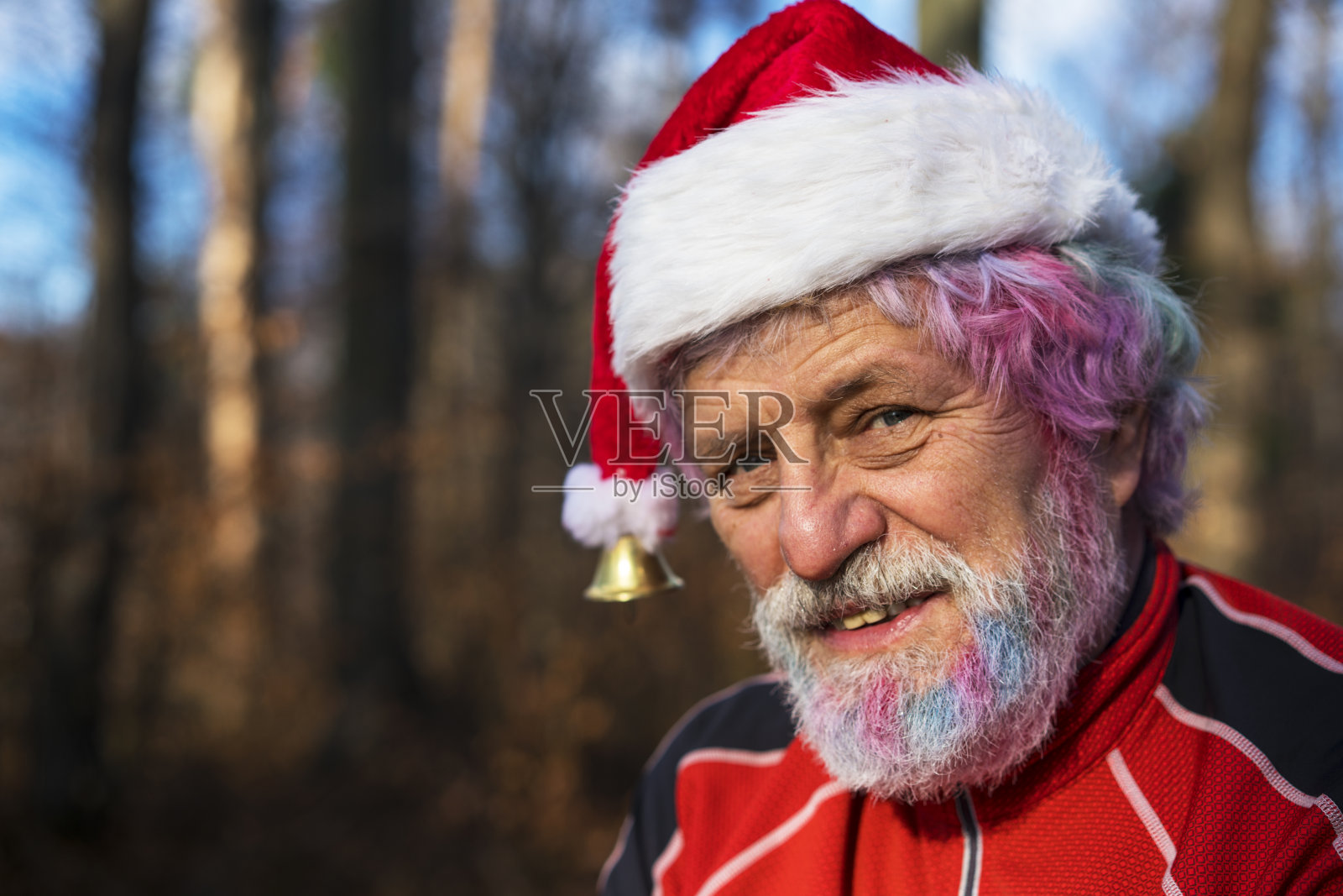 圣诞老人的肖像与彩虹色的听到和胡子照片摄影图片