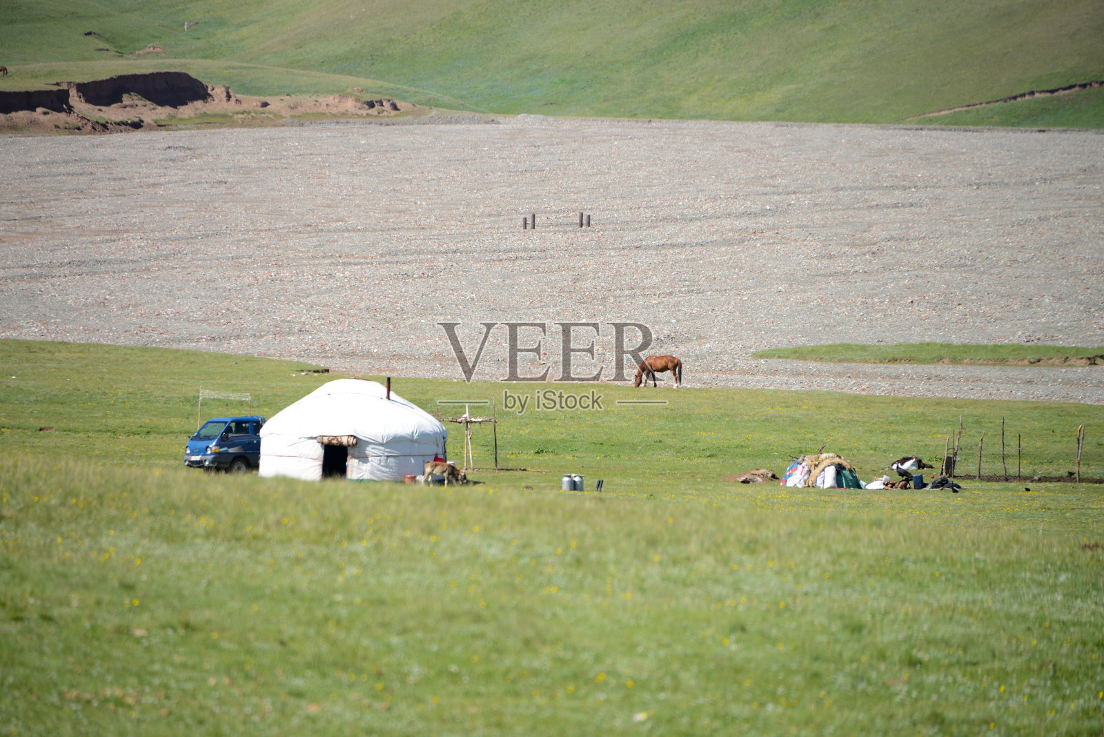 美丽的山地景观与白色的蒙古包和自由奔跑的马靠近萨利塔什，吉尔吉斯斯坦照片摄影图片