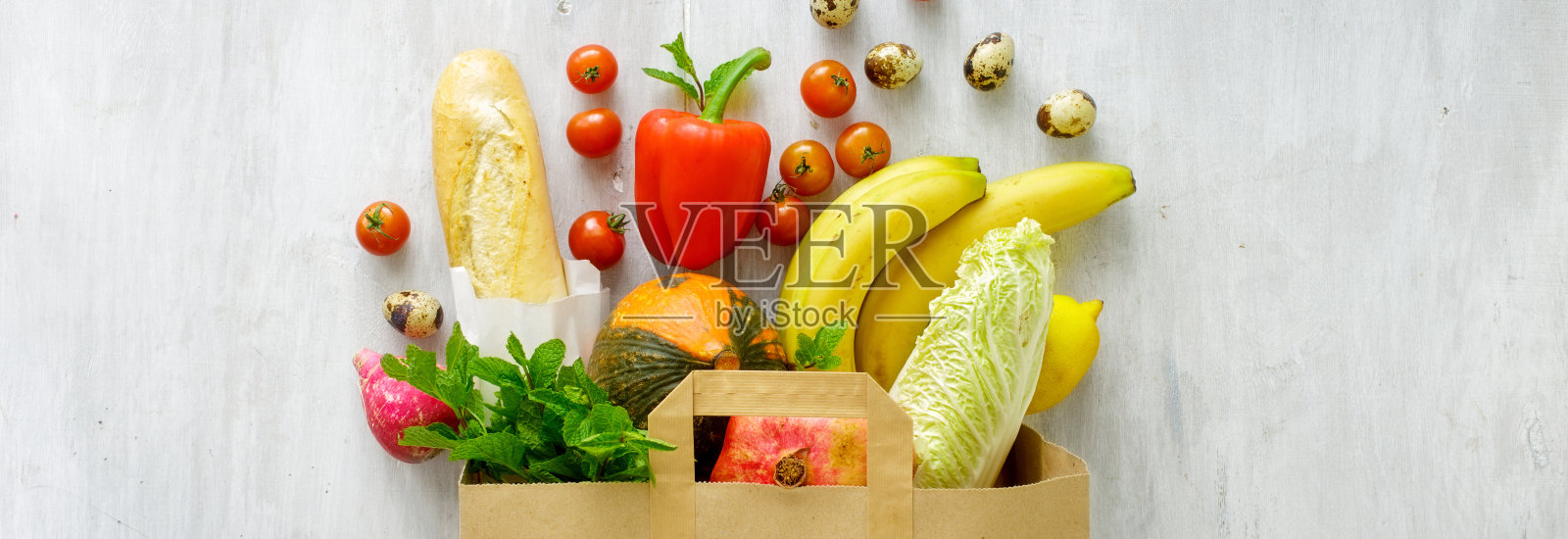 纸袋不同的新鲜健康食品，俯视图照片摄影图片