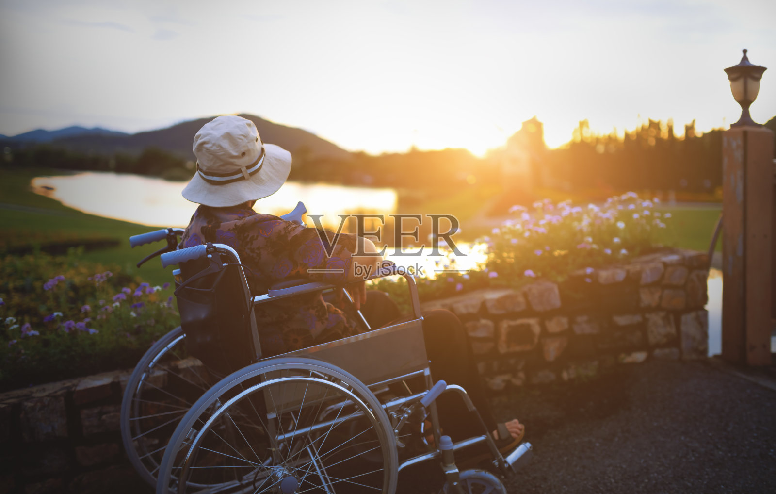 推着轮椅上的老妇人。照片摄影图片