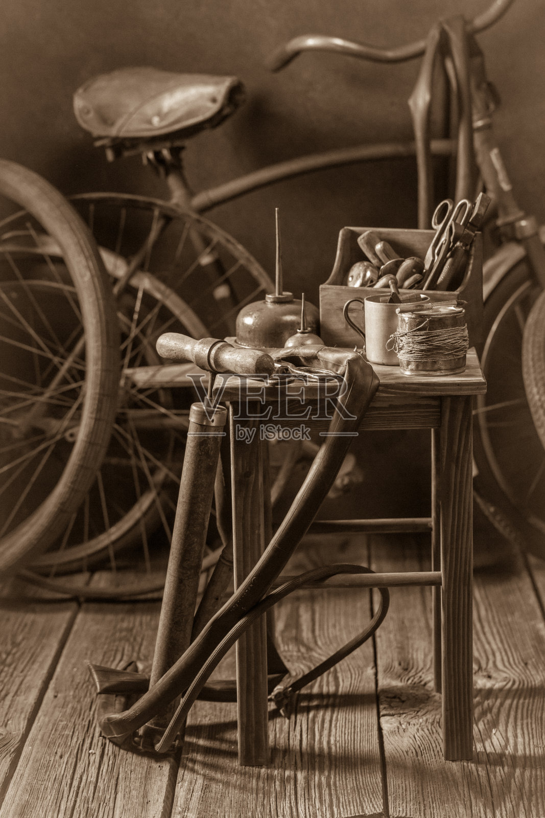 自行车修理厂的工具，轮子和管子照片摄影图片