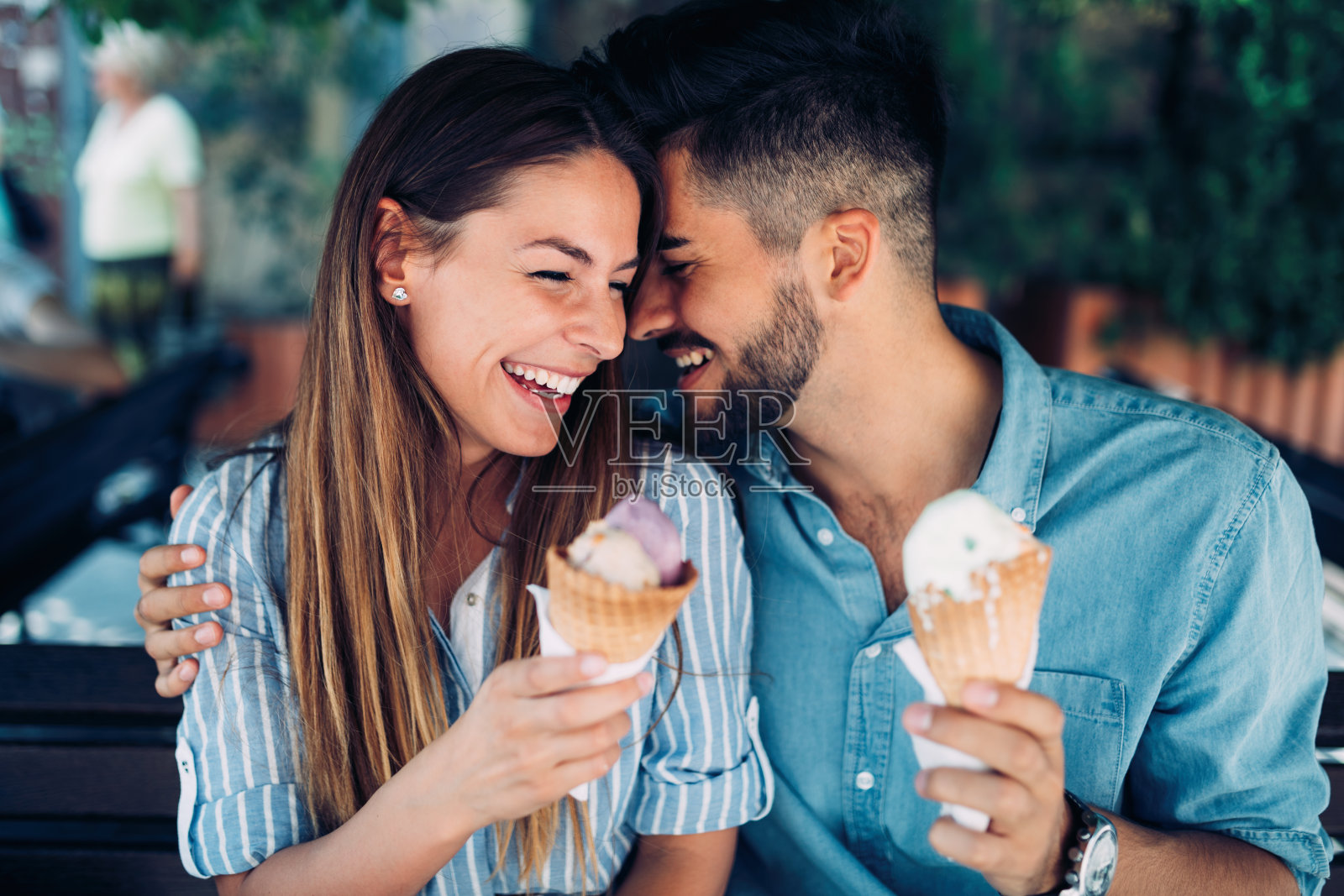 幸福的情侣约会，吃冰淇淋照片摄影图片