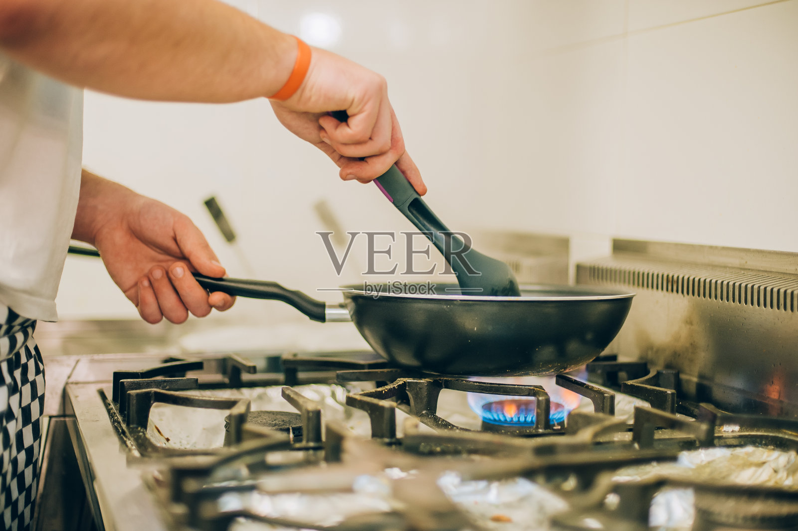 厨师厨师在厨房用煎锅做饭照片摄影图片