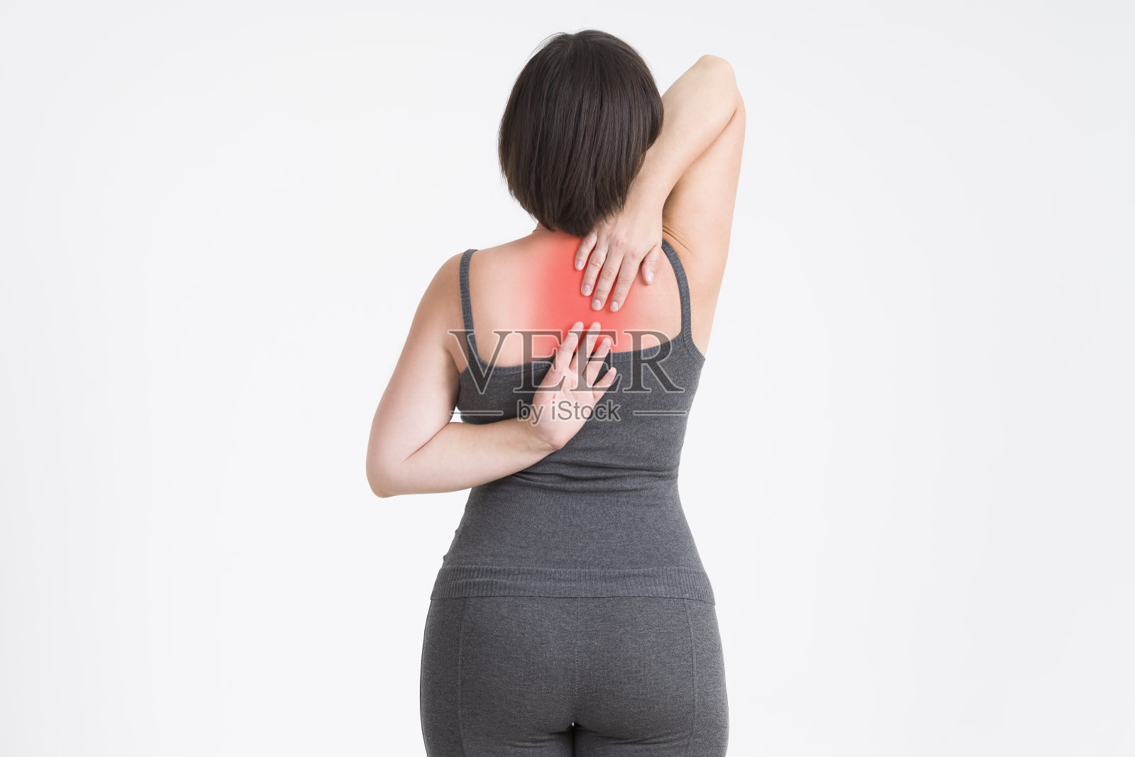 颈部疼痛，灰色背景下的背痛女性照片摄影图片