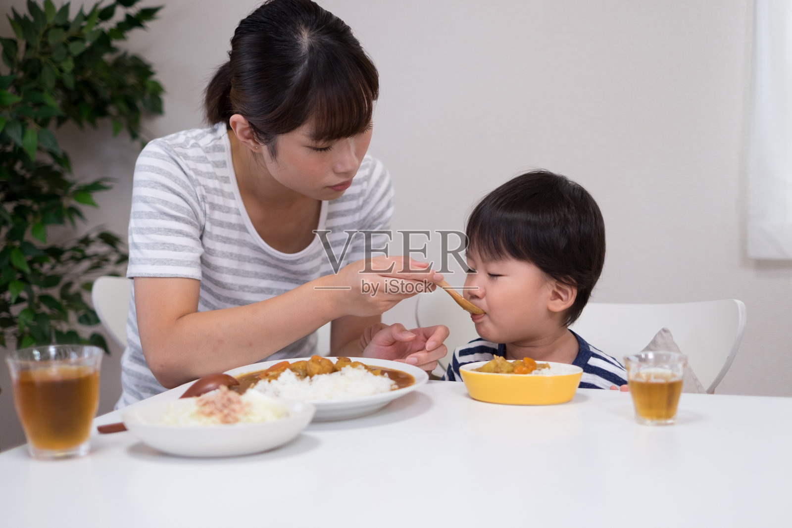 妈妈和孩子在吃咖喱饭照片摄影图片