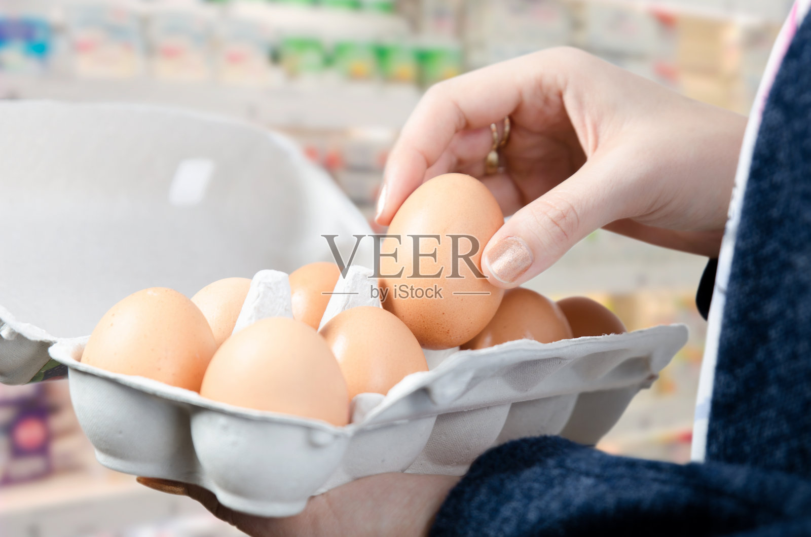 女人在超市买鸡蛋照片摄影图片