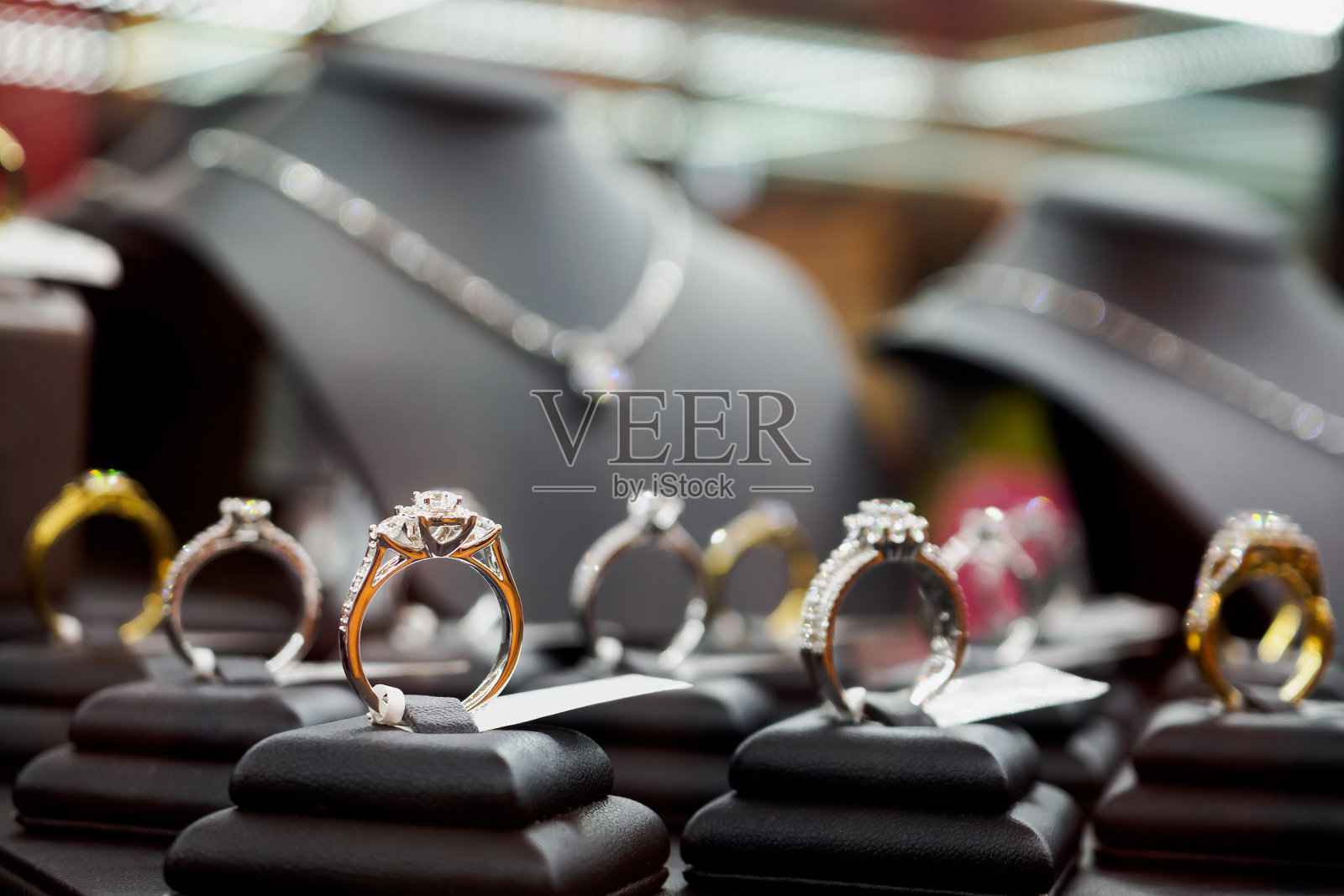 珠宝、钻戒、项链在奢侈品零售商店橱窗展示照片摄影图片
