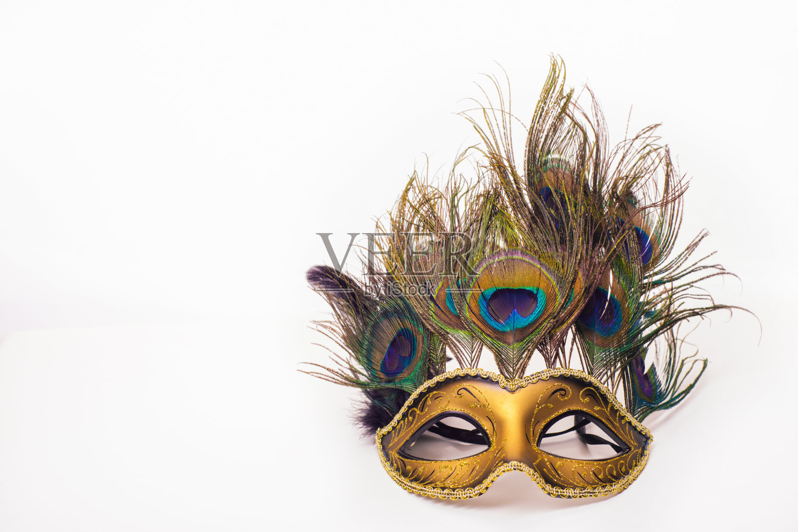 威尼斯狂欢节用孔雀羽毛做的面具照片摄影图片