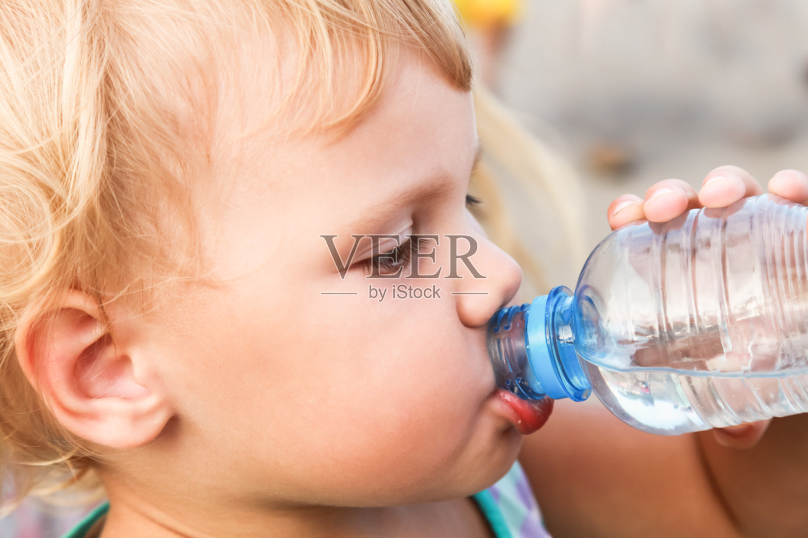 白人儿童饮用塑料瓶里的水照片摄影图片