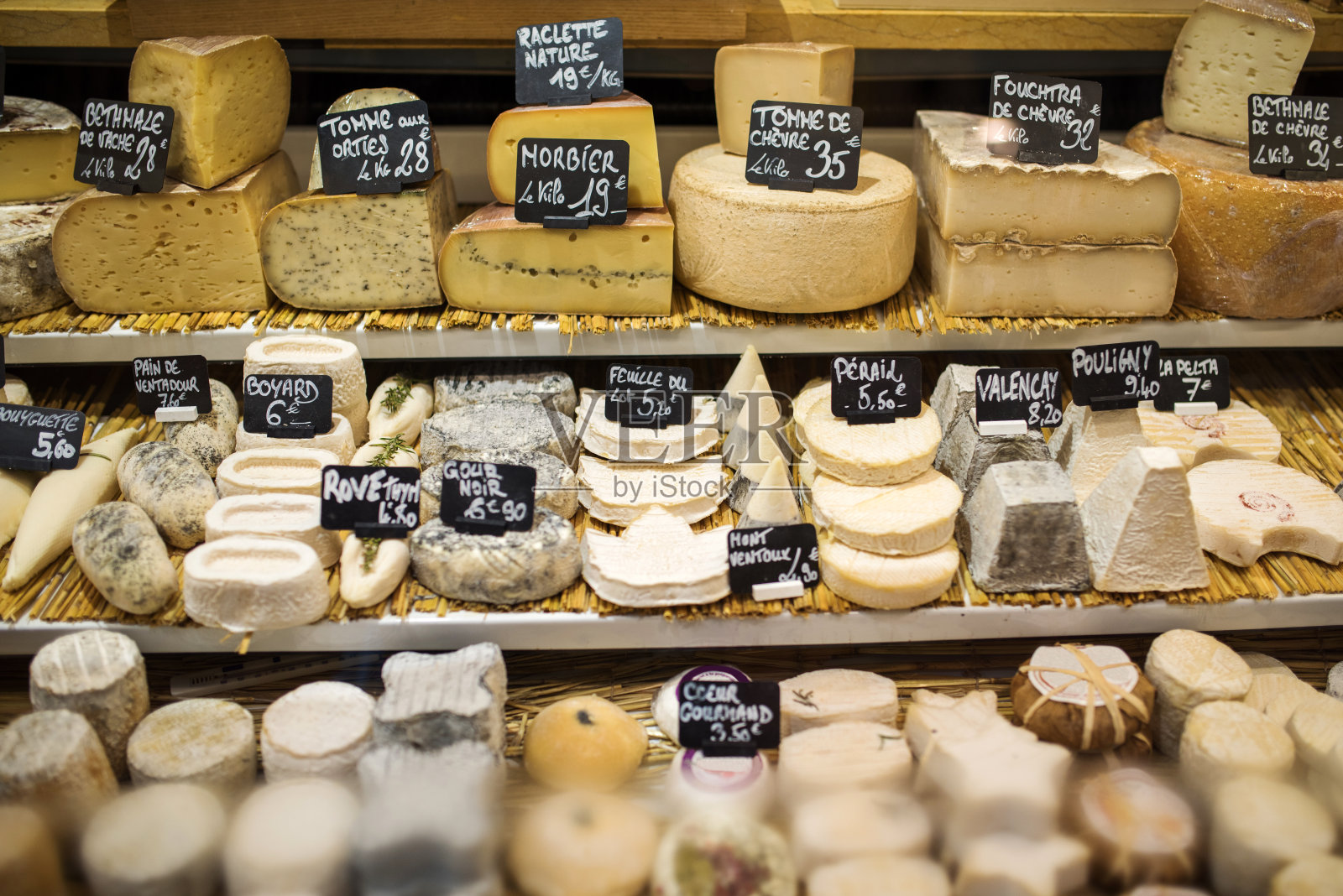 不同种类的奶酪在商店里，巴黎，法国照片摄影图片